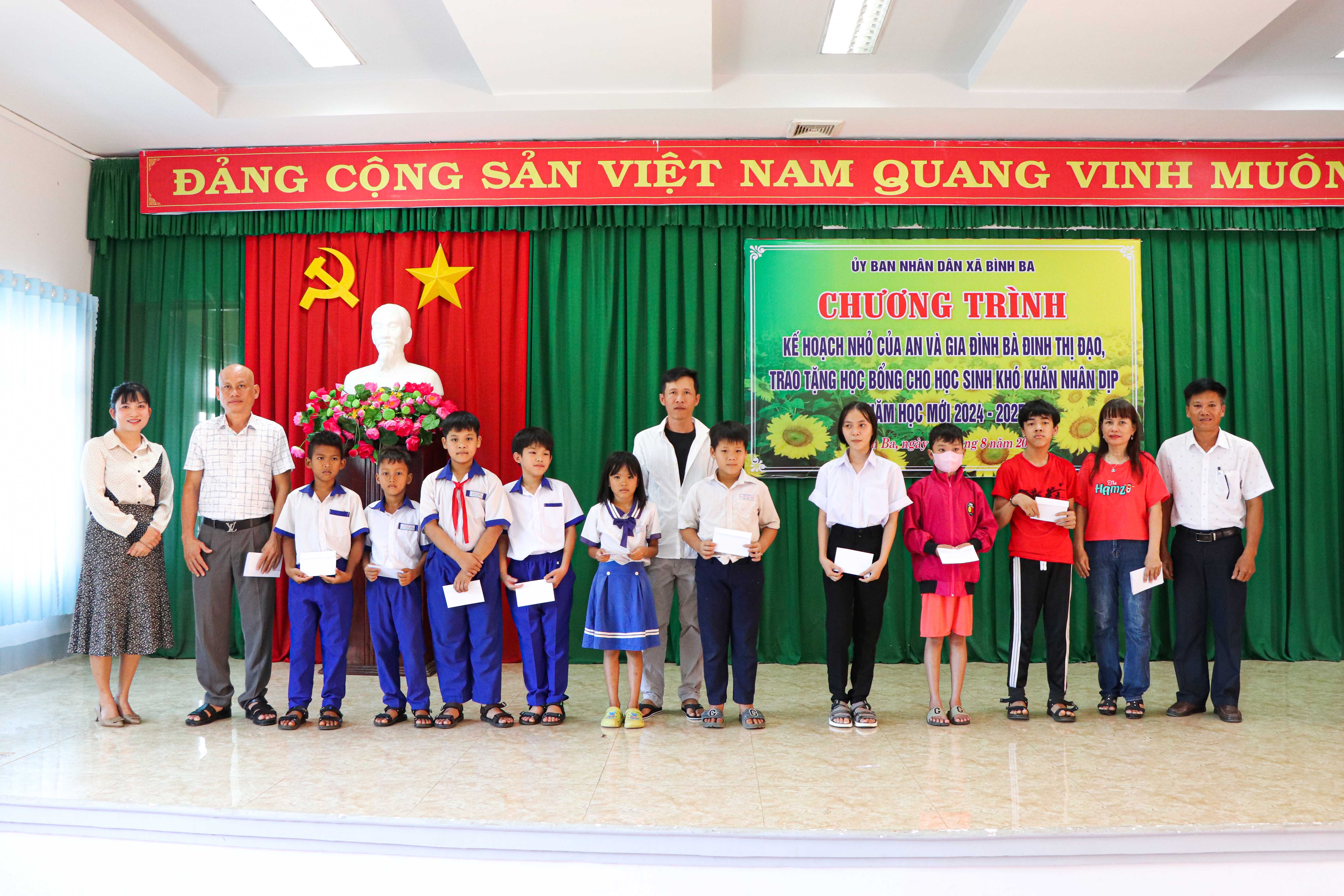 Ông Phạm Tiến Huynh (bên phải), Phó Chủ tịch UBND xã Bình Ba và nhà tài trợ đã trao tặng học bổng cho HS khó khăn trên địa bàn xã.