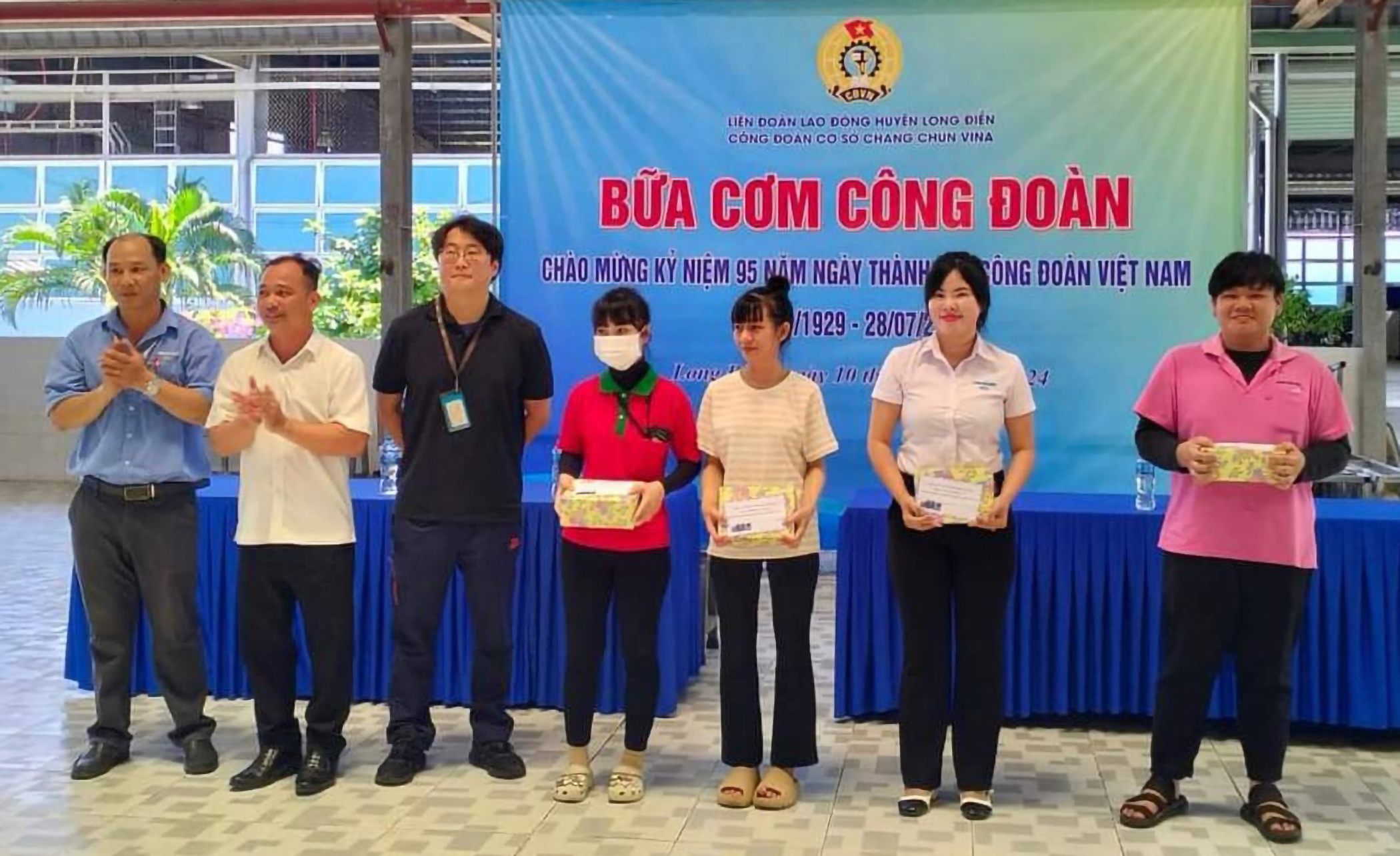 Tại chương trình “Bữa cơm công đoàn”, NLĐ có ngày sinh nhật 28/7 được nhận quà từ Công ty TNHH Chang Chun Vina.