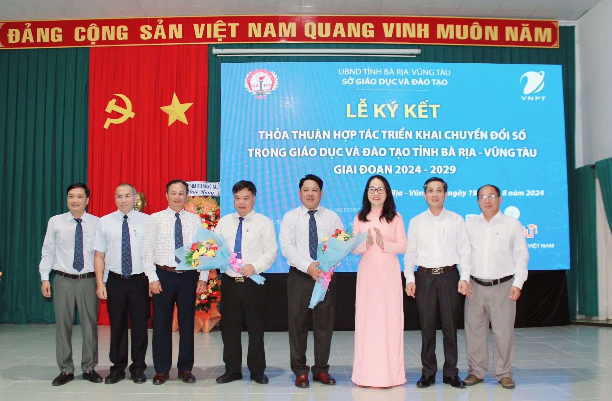 Trong 5 năm qua, hai đơn vị đã hợp tác thành công trong việc triển khai Hệ thống phần mềm mạng giáo dục Việt Nam và Sổ liên lạc điện tử.