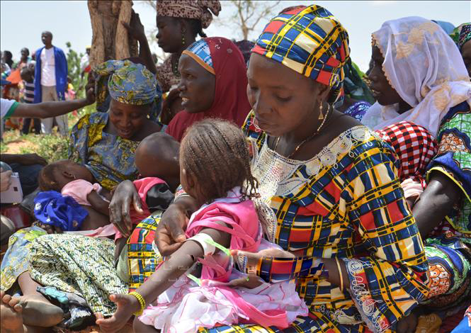 Các bà mẹ và trẻ em trong buổi giáo dục về dinh dưỡng tại Barago, Niger.