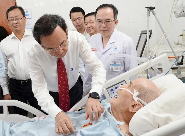 Bí thư Thành ủy TP.Hồ Chí Minh Nguyễn Văn Nên trao Huy hiệu 80 năm tuổi Đảng tặng ông Lê Quang Thành. Ảnh: Thành ủy TP.Hồ Chí Minh