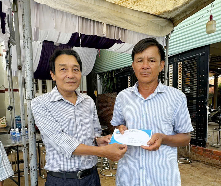 Đại diện lãnh đạo Phòng LĐTBXH huyện Châu Đức trao tiền hỗ trợ tới thân nhân em Thắng.