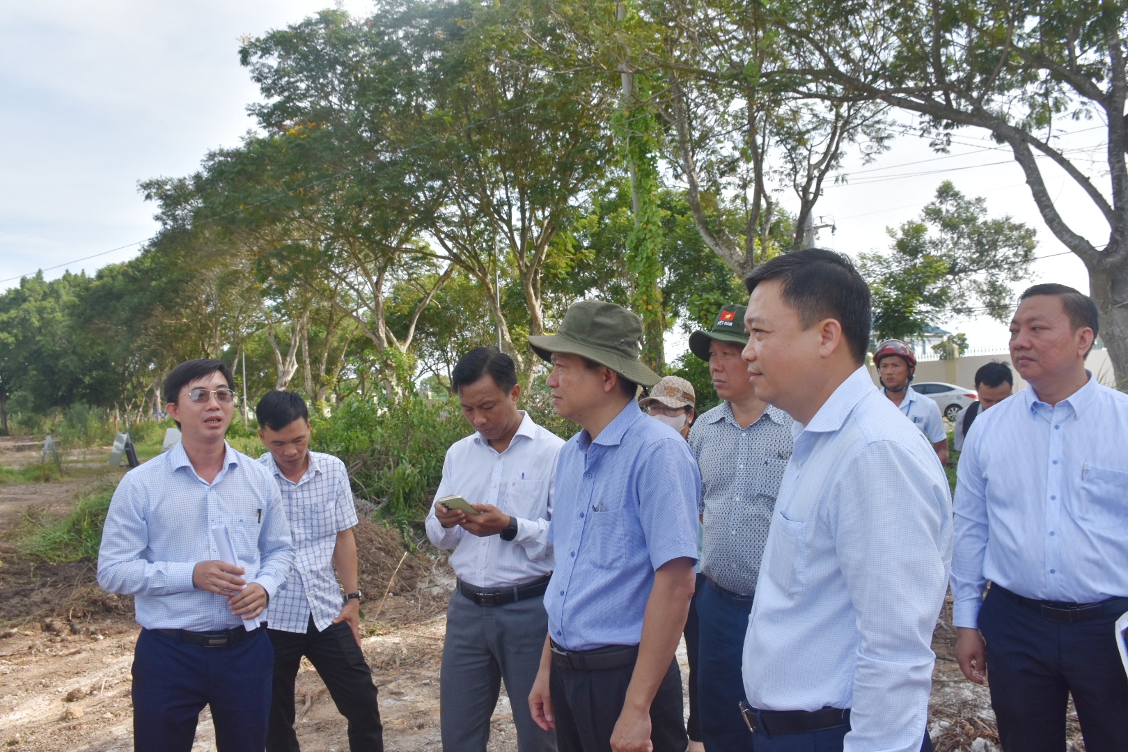 Bí thư Thành ủy Bà Rịa Trần Văn Tuấn cùng đoàn công tác kiểm tra thực tế công tác giải phóng mặt bằng dự án tại xã Hòa Long.