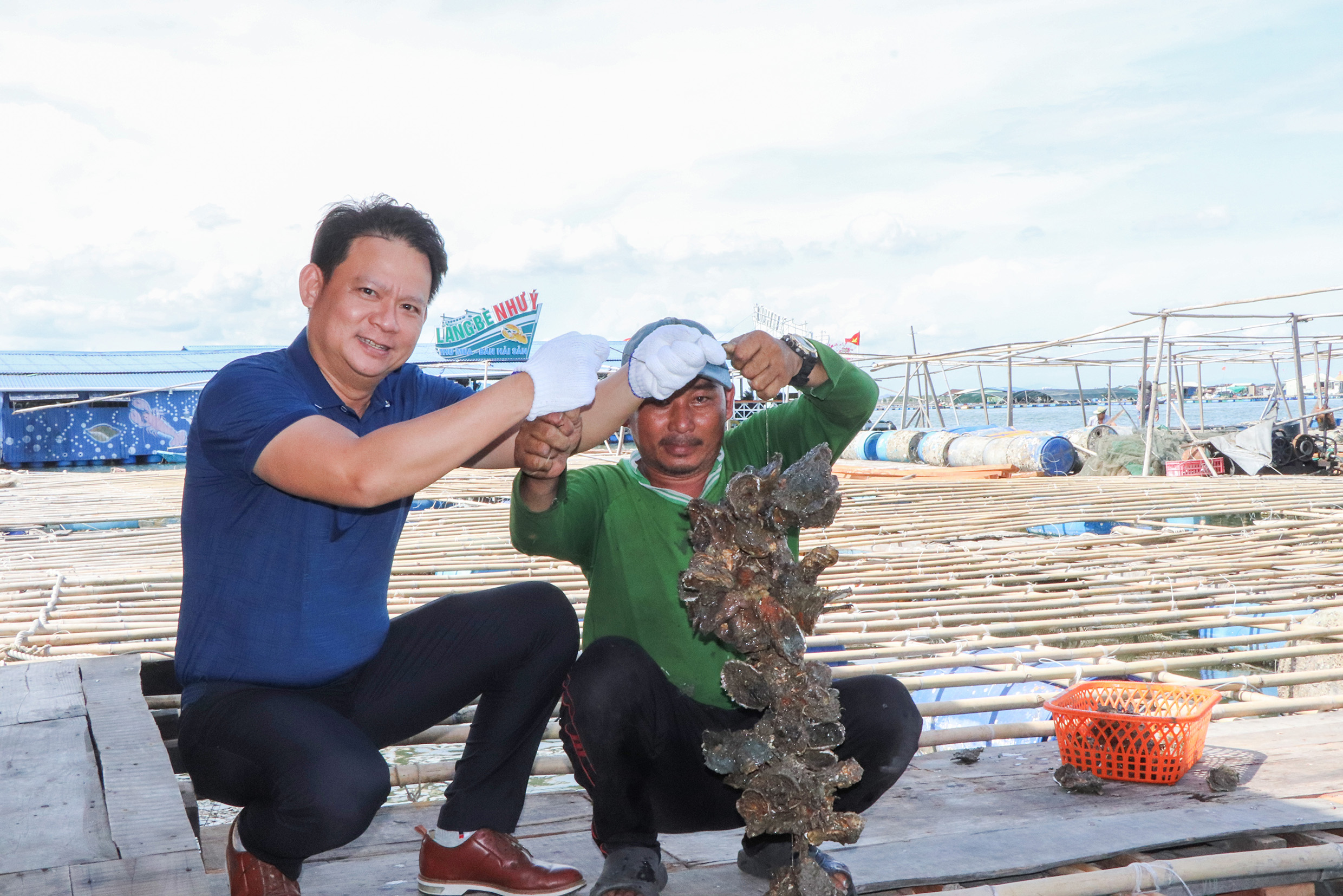 Ông Nguyễn Quý Trọng Bình (bên trái), Giám đốc HTX Thủy sản Như Ý Long Sơn cho biết, hàu sữa và các loại cá của nông dân được HTX thu mua, sơ chế biến đóng gói cung cấp cho thị trường TP.Hồ Chí Minh và khách du lịch khi đến Bà Rịa-Vũng Tàu.