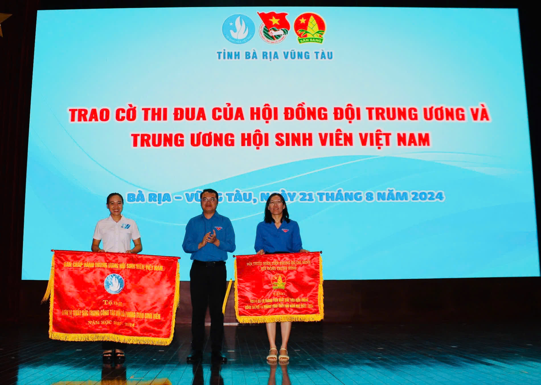 Anh Thôi Đại Việt, Ủy viên BCH Trung ương Hội SV Việt Nam, Phó Bí thư Tỉnh đoàn thay mặt Trung ương Đoàn, Trung ương Hội Sinh viên trao tặng Cờ và Bằng khen cho Hội đồng Đội tỉnh và Ban Thư ký Hội SV Việt Nam tỉnh.