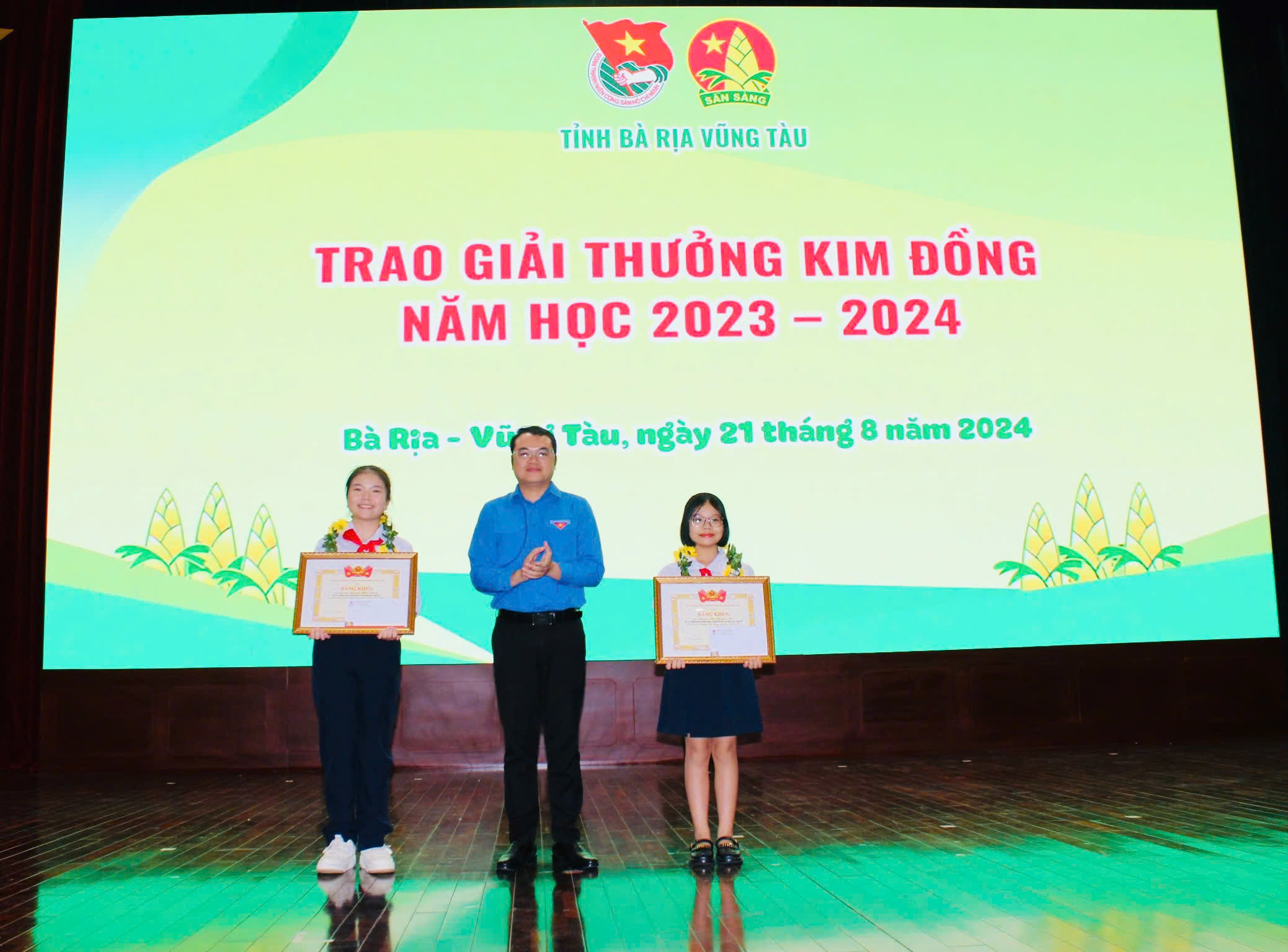 Anh Thôi Đại Việt trao Giải thưởng Kim Đồng năm học 2023 – 2024 cho 2 HS có thành tích xuất sắc.