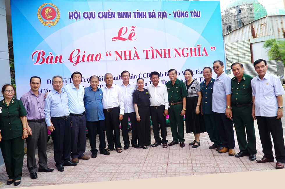 Hội CCB tỉnh, các ban, ngành, đoàn thể trao tặng nhà Nghĩa tình đồng đội cho ông Võ Đình Quang, con liệt sĩ, gặp khó khăn về nhà ở (ở phường 10, TP.Vũng Tàu) tháng 12/2023.