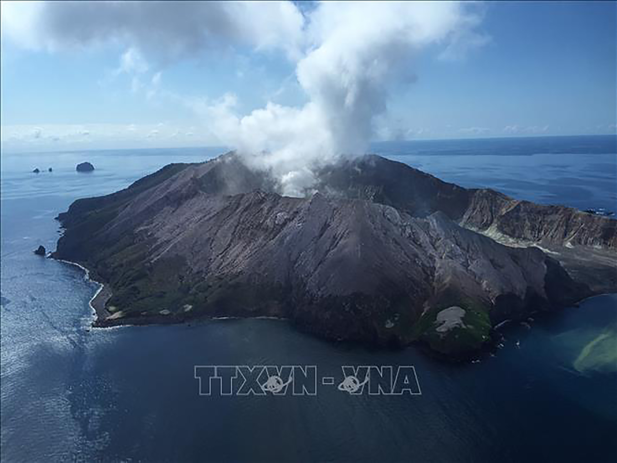 Khói bốc lên từ miệng núi lửa White Island.