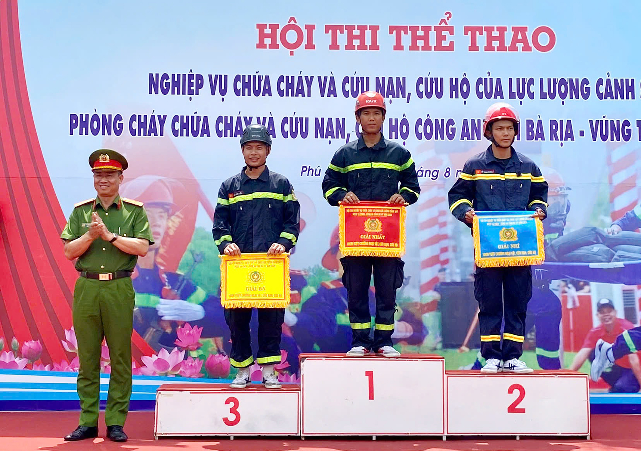 Đại tá Nguyễn Anh Hùng, Phó Giám đốc  Công an tỉnh, trao giải cho các đội đạt thành tích cao tại hội thi.
