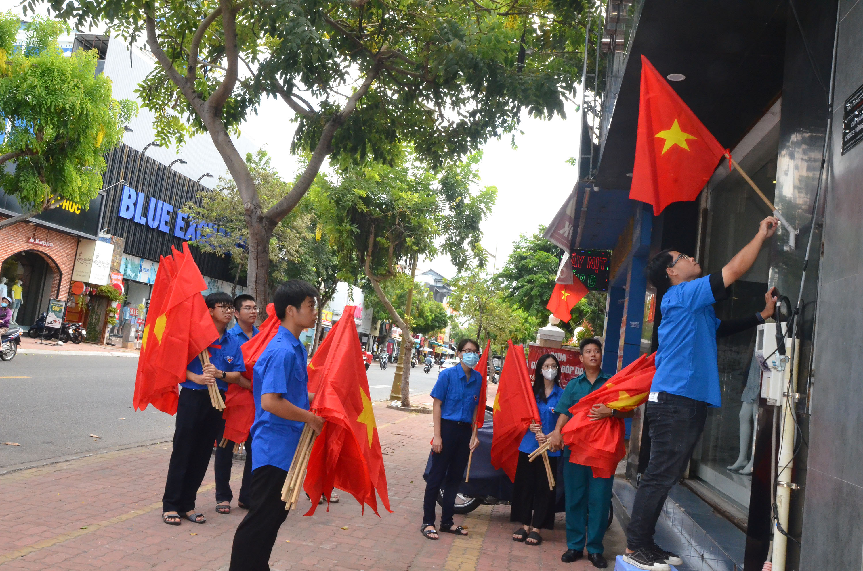 Đoàn viên thanh niên khu phố 4, phường 3 ra quân treo cờ chào mừng lễ Quốc khánh 2/9.