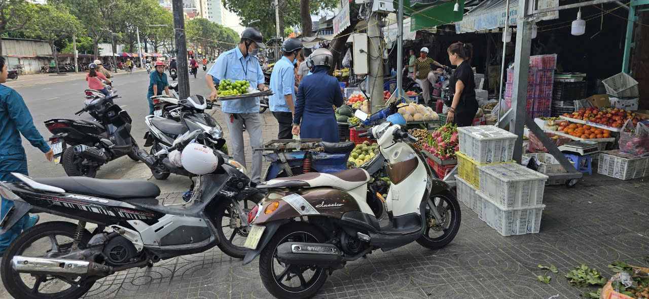 Lực lượng chức năng phường Thắng Tam nhắc nhở và trịch thu vật dụng của người dân lấn chiếm vỉa hè kinh doanh buôn bán làm mất mỹ quan đô thị