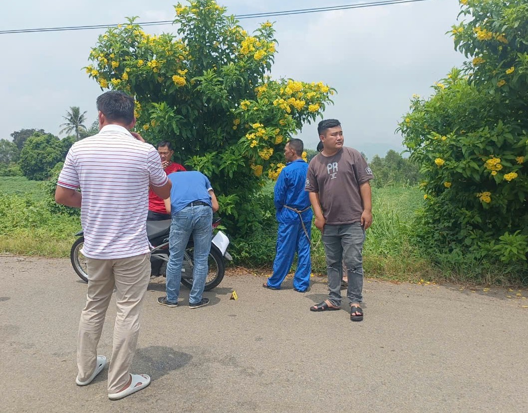 Công an thực nghiệm hiện trường nơi đối tượng Cường thực hiện vụ cướp giật dây chuyền vàng.