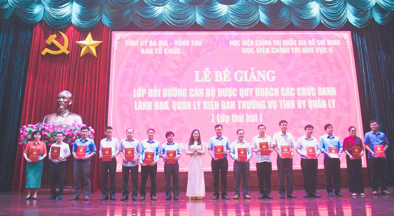 PGS.TS, Nguyễn Thị Tuyết Mai, Phó Giám đốc Học viện Hành chính khu vực II trao chứng nhận hoàn thành khóa học đến các học viên,