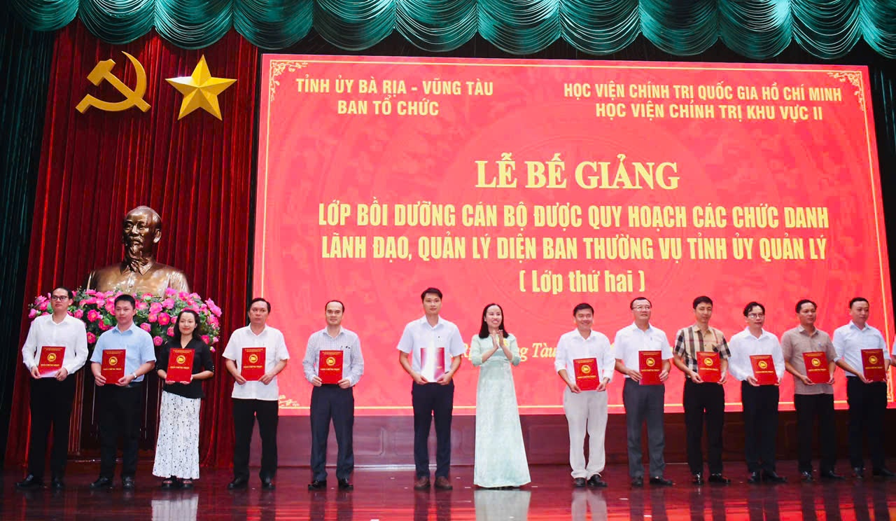 Bà Võ Ngọc Thanh Trúc, Phó Ban Tổ chức Tỉnh ủy trao giấy chứng nhận hoàn thành khóa học đến các học viên.