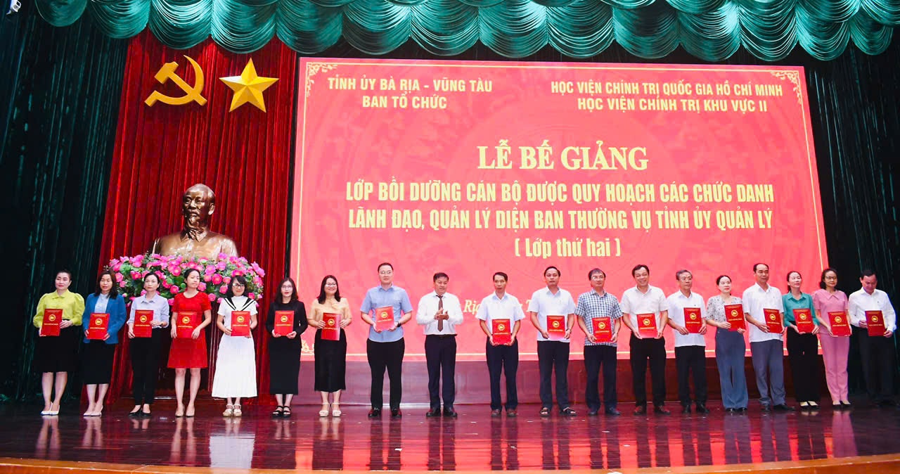 Ông Phạm Văn Quyền, Phó Trưởng Ban Tổ chức Tỉnh ủy trao chứng nhận hoàn thành lớp học đến các học viên.