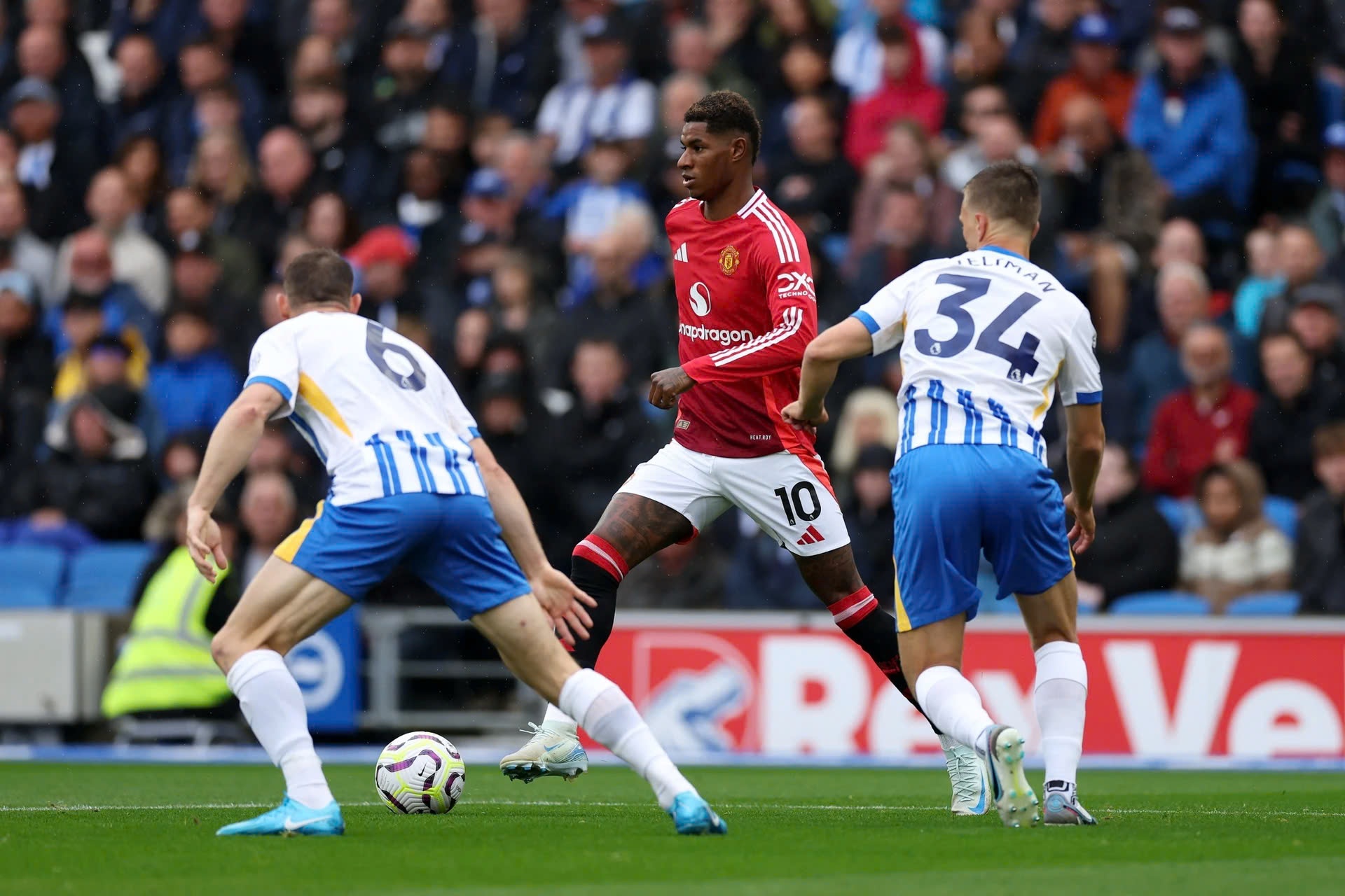 Rashford (giữa) gây thất vọng trước Brighton.