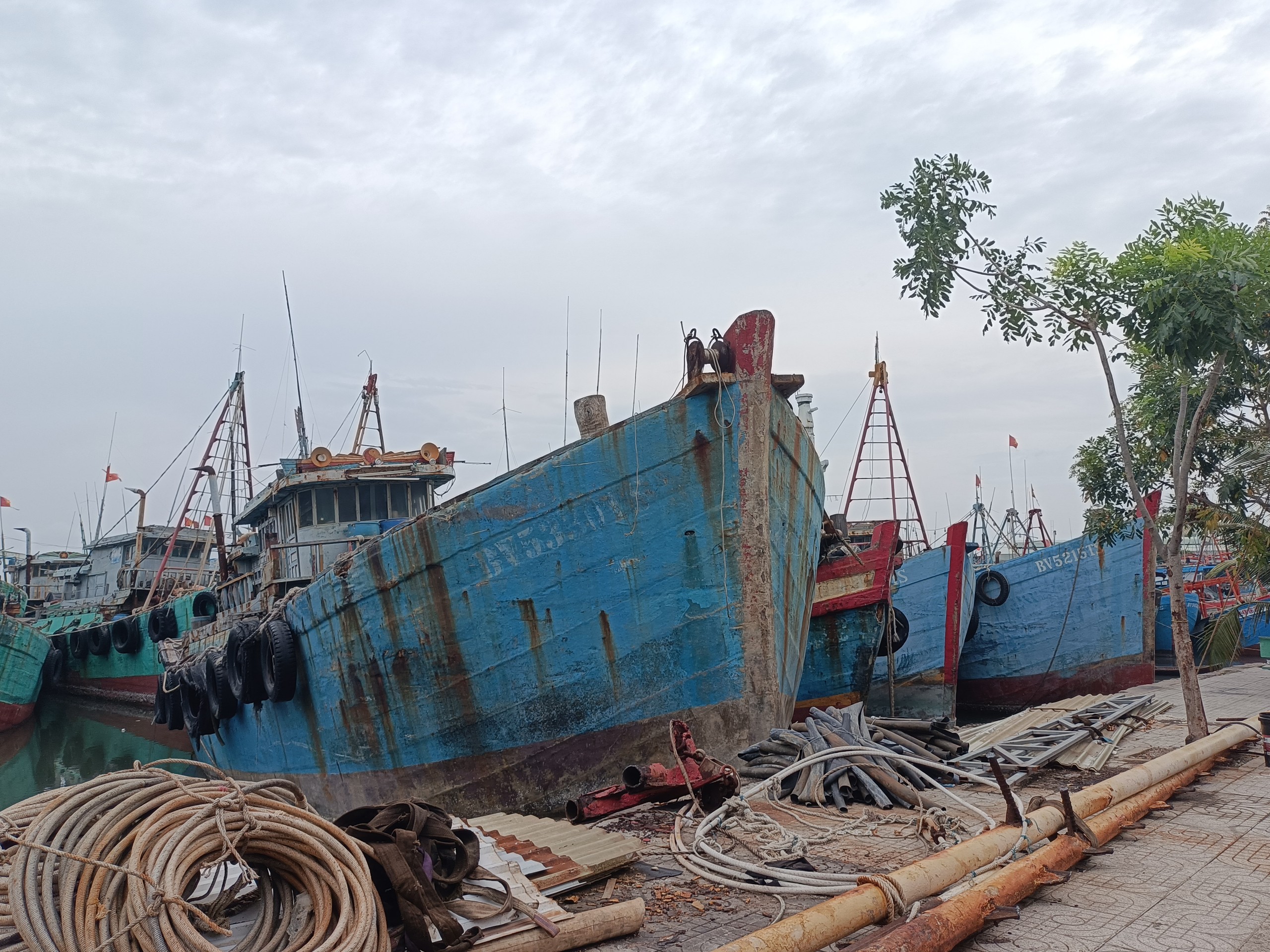 Đi biển thua lỗ, hàng loạt tàu cá nằm bờ ở cảng Tân Phước (xã Phước Tỉnh, huyện Long Điền).