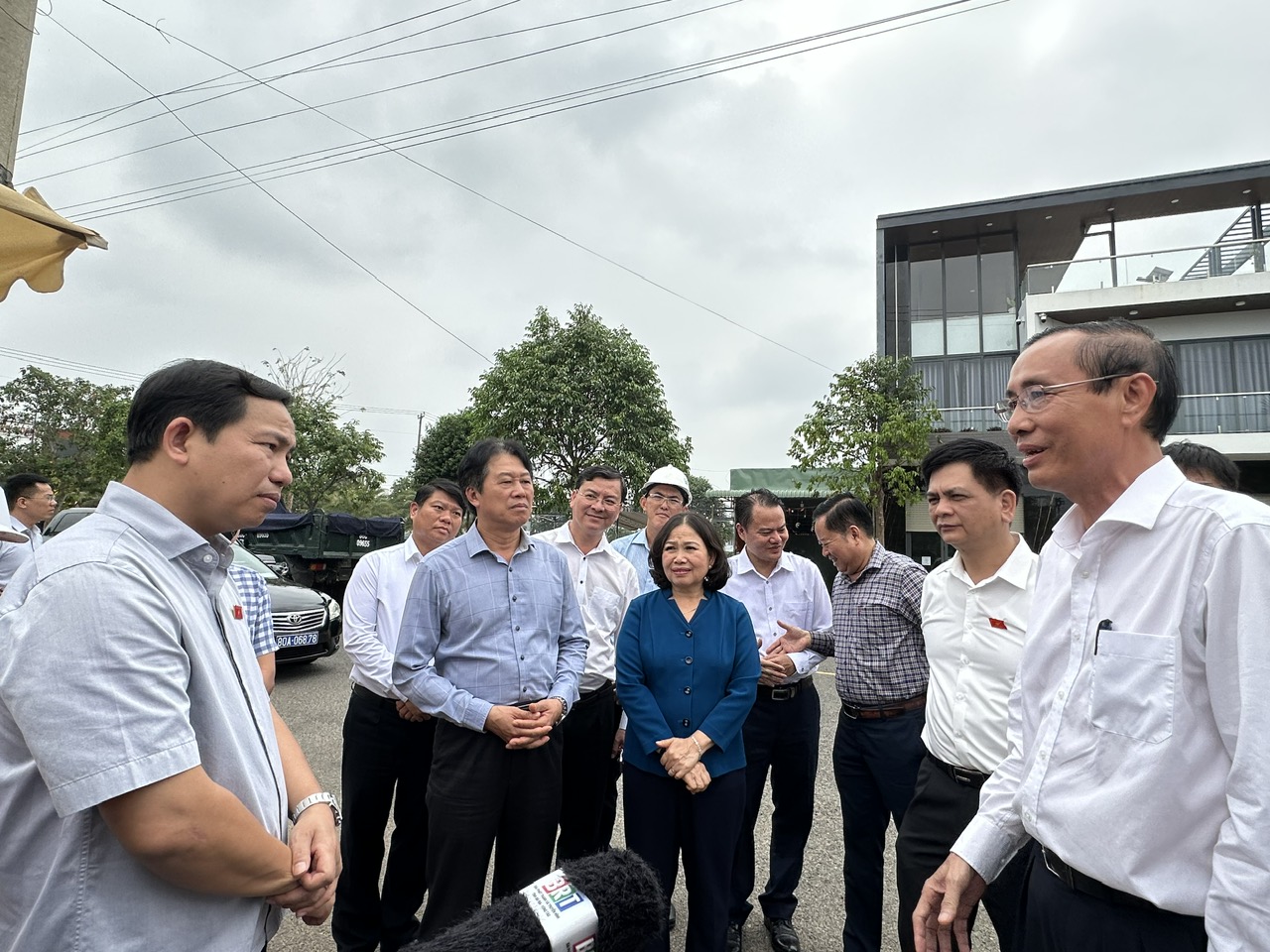 Lãnh đạo TX.Phú Mỹ báo cáo tiến độ bố trí tái định cư cho các hộ dân với Đoàn giám sát của Quốc hội do ông Lê Quang Mạnh, Ủy viên Ủy ban Thường vụ, Chủ nhiệm Ủy ban Tài chính - Ngân sách Quốc hội làm Trưởng Đoàn đi thực địa công trường thi công cao tốc Biên Hòa - Vũng Tàu vào ngày 6/3/2024. Ảnh: TRÀ NGÂN