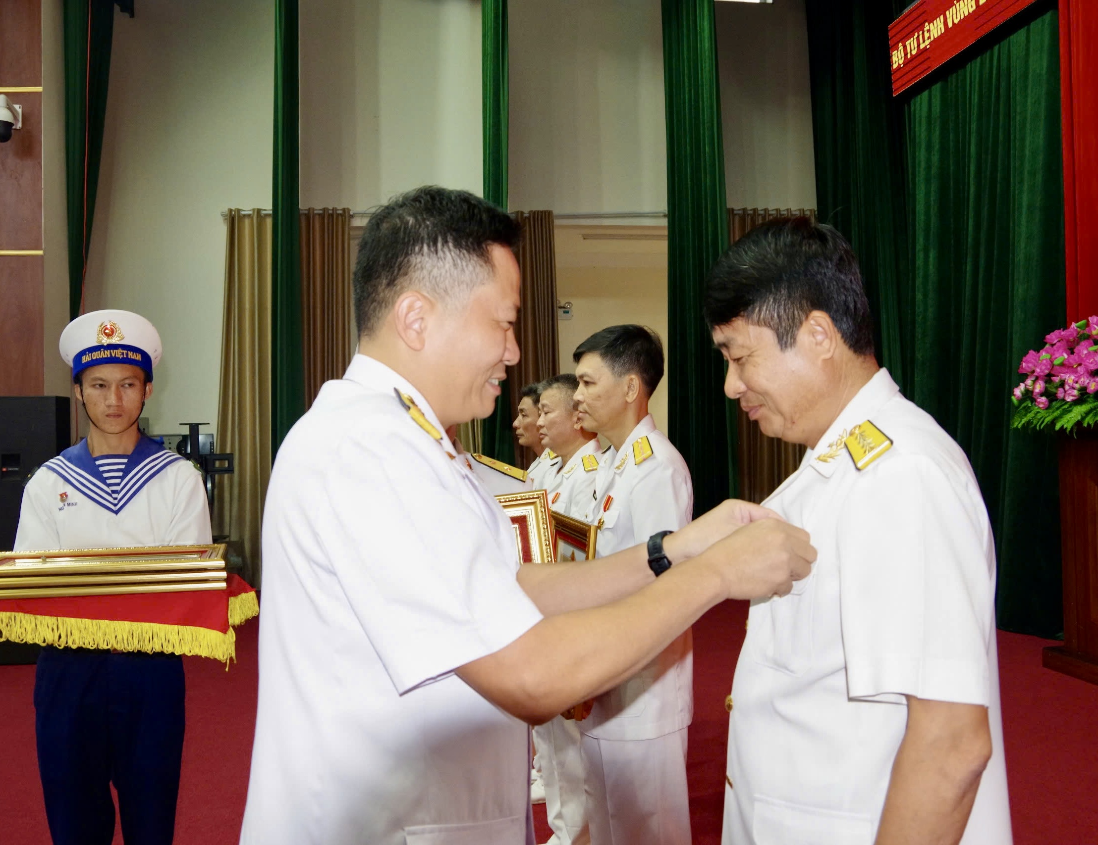 Lãnh đạo Vùng 2 Hải quân trao huy chương Quân kỳ quyết thắng, Chiến sĩ vẻ vang Hạng Nhất, Nhì, Ba cho các quân nhân.