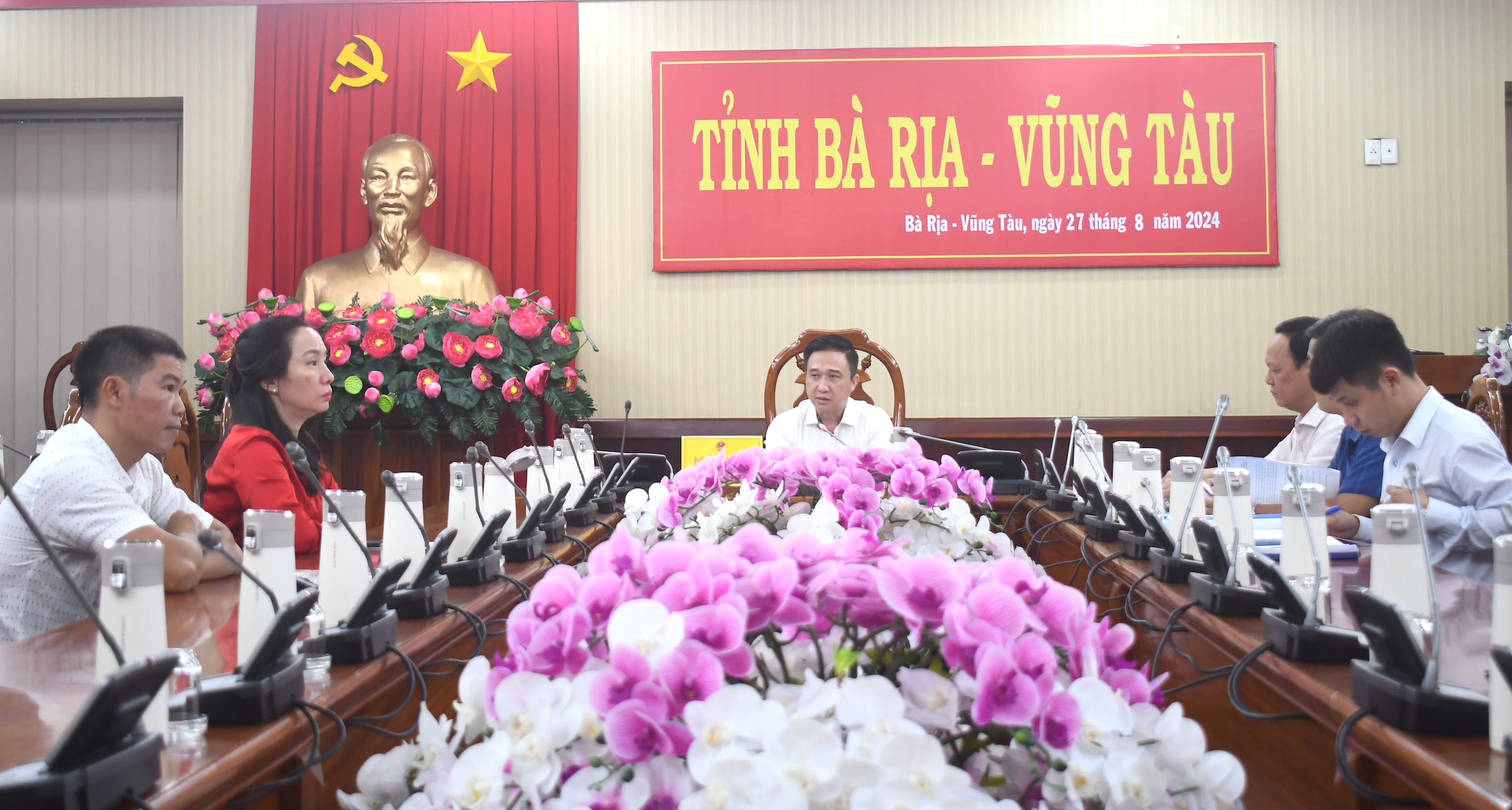 Ông Đặng Minh Thông, Phó Chủ tịch UBND tỉnh chủ trì cuộc họp.