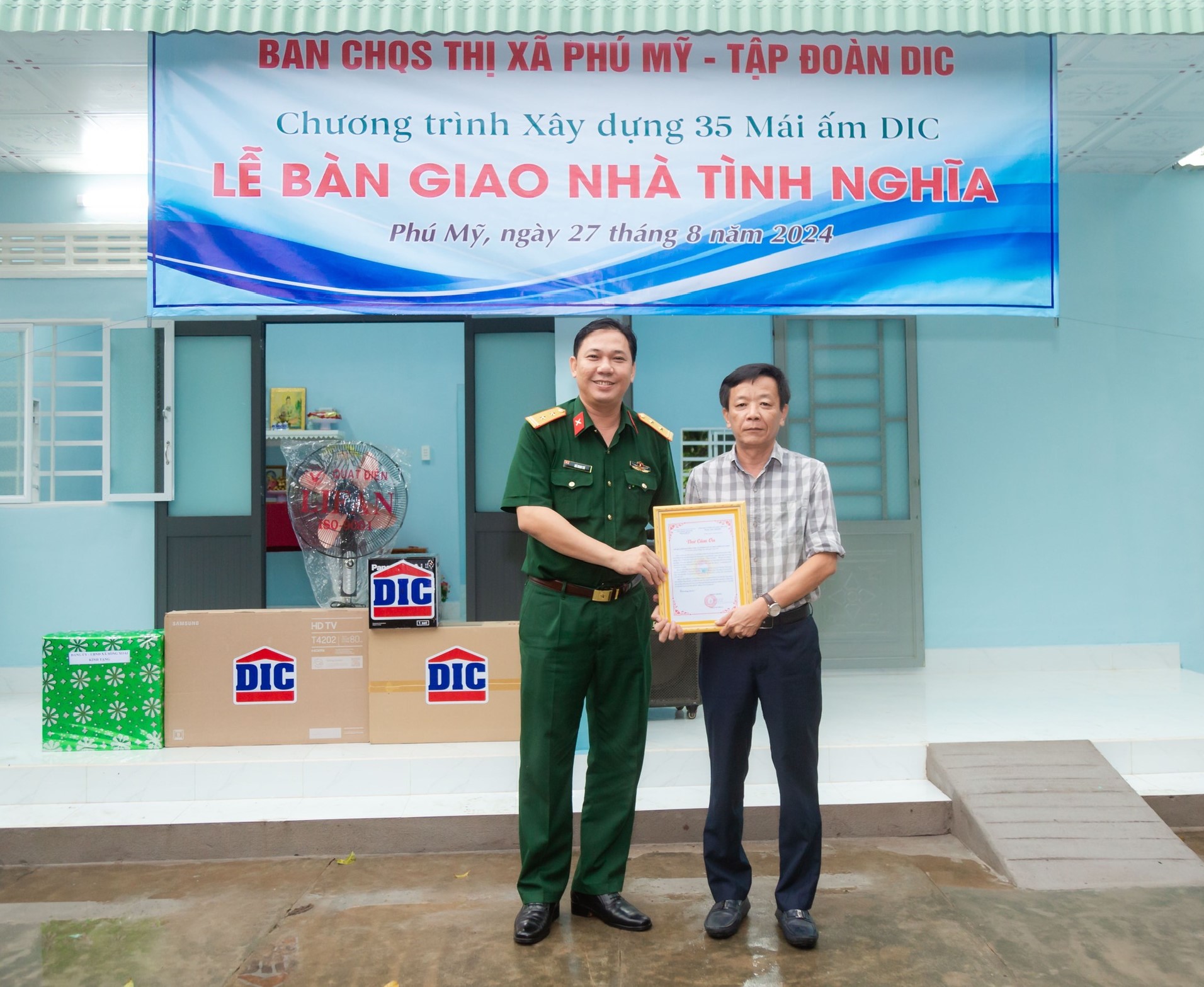 Thủ trưởng Ban CHQS TX.Phú Mỹ trao thư cảm ơn cho đại diện DIC Group, đơn vị tài trợ chính.