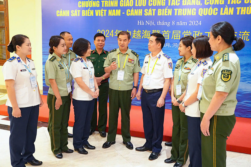 Trung tướng Bùi Quốc Oai và Thiếu tướng Lưu Hậu Kiệt trao đổi với các nữ sĩ quan Cảnh sát biển Việt Nam và Cảnh sát biển Trung Quốc bên lề hội đàm.