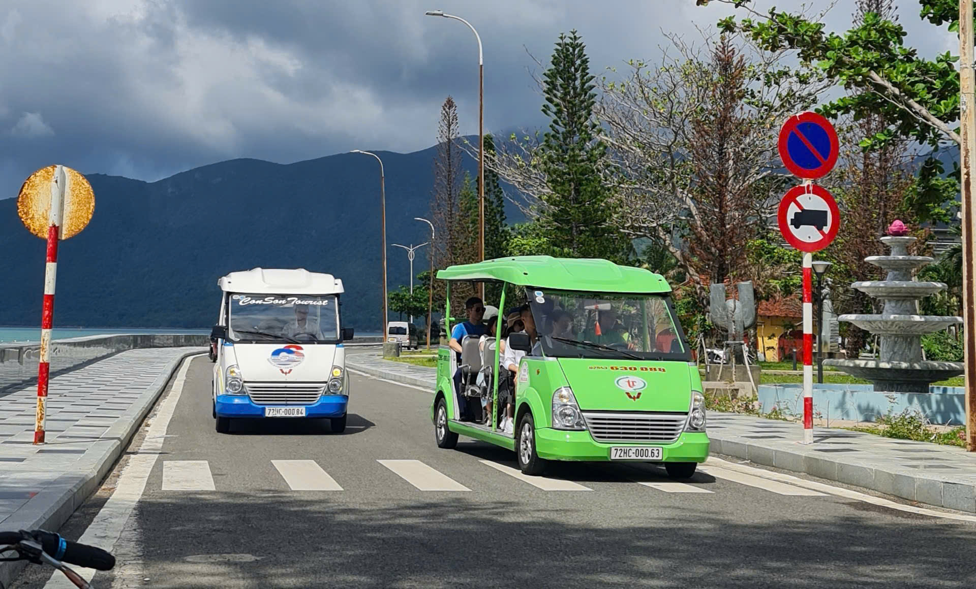 Xe 4 bánh có gắn động cơ để chở khách tham quan, du lịch tại huyện Côn Đảo.
