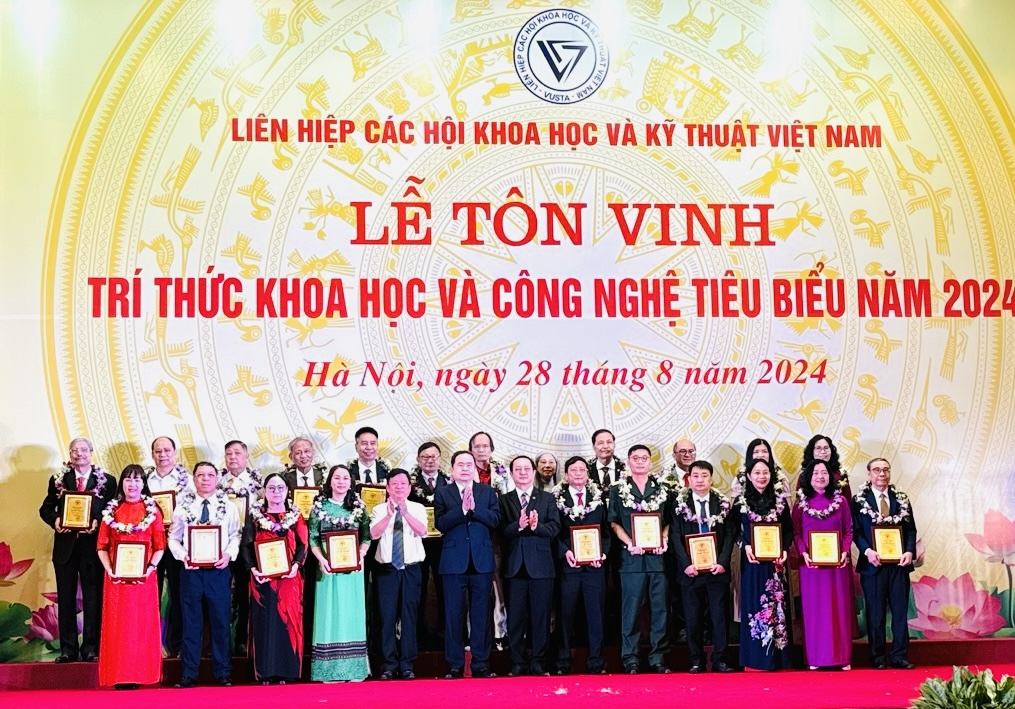 Bác sĩ Nguyễn Viết Giáp (hàng sau, thứ năm từ trái sang), Giám đốc Bệnh viện Mắt tỉnh được tôn vinh trí thức khoa học và công nghệ tiêu biểu năm 2024.