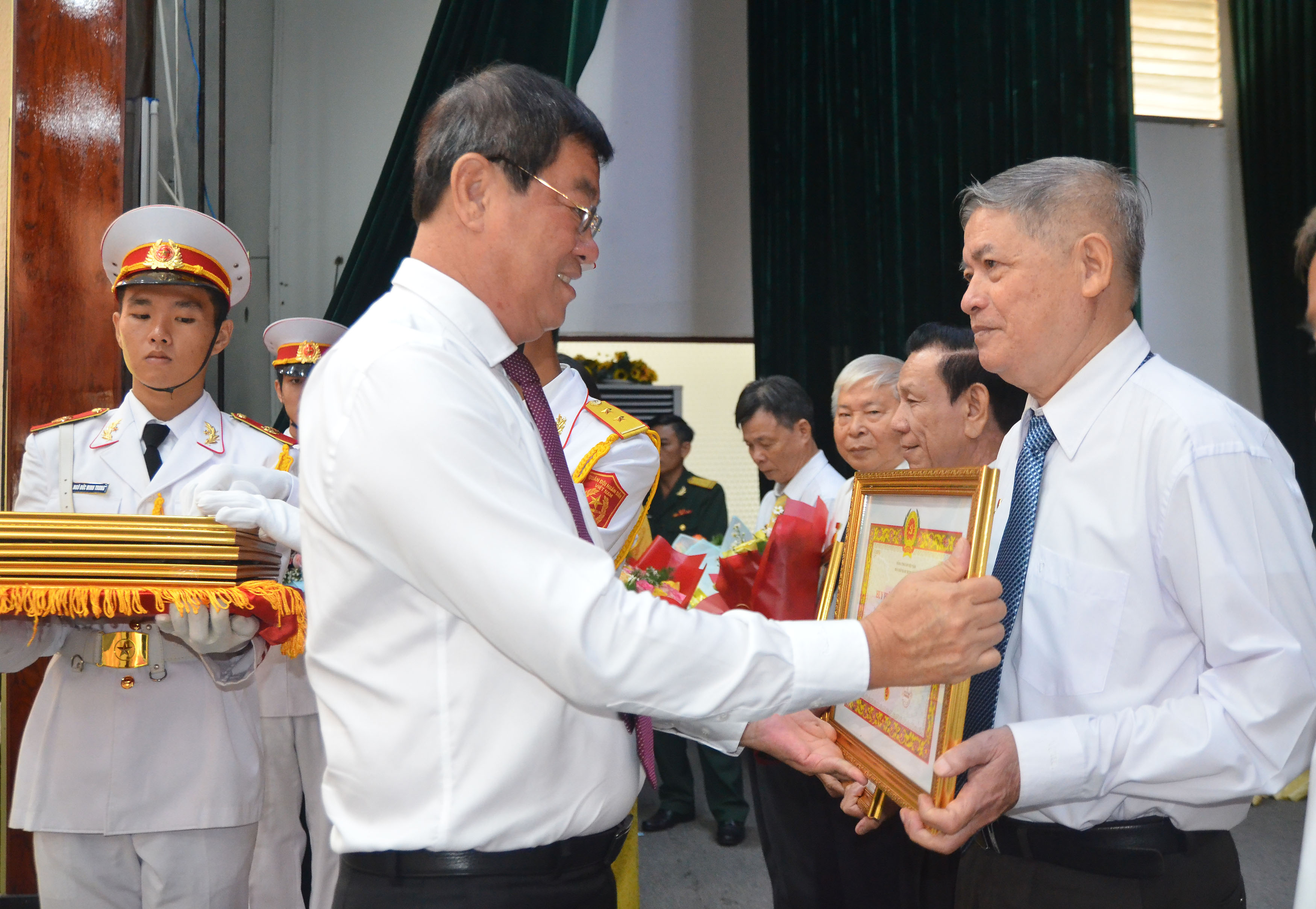 Ông Trần Đình Khoa, Ủy viên Ban Thường vụ Tỉnh ủy, Bí thư Thành ủy Vũng Tàu trao Huy hiệu 50 năm tuổi Đảng cho đảng viên Trần Huy Khải, sinh hoạt tại Chi bộ 4, Đảng bộ phường 7.