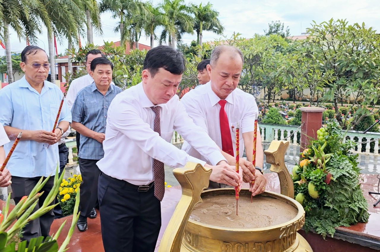 Ông Phạm Thành Chung, Bí thư Huyện ủy, Chủ tịch HĐND huyện (bía trái) thắp nhang tưởng nhớ các anh hùng liệt sỹ tại Nghĩa trang liệt sỹ huyện.