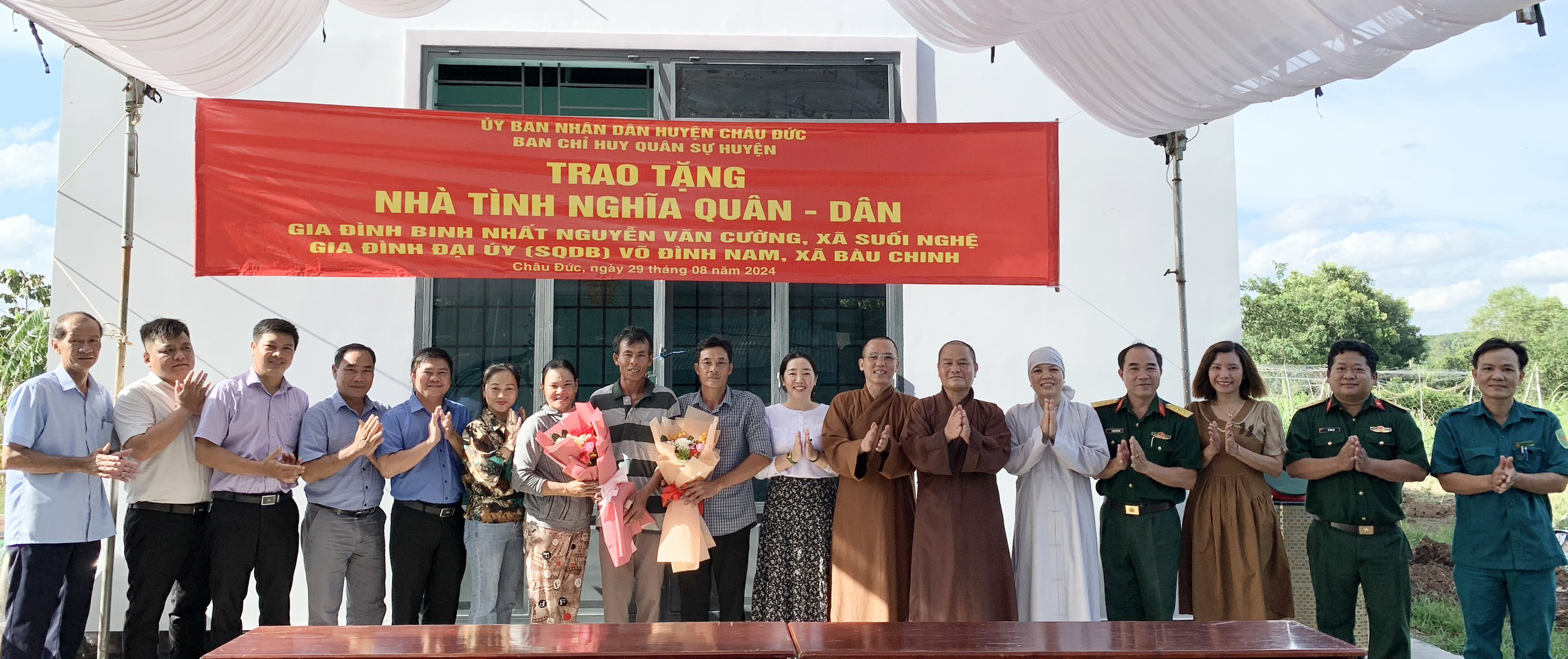 Lãnh đạo Ban CHQS huyện Châu Đức, xã Suối Nghệ, xã Bàu Chinh cùng các nhà hảo tâm tại buổi lễ.