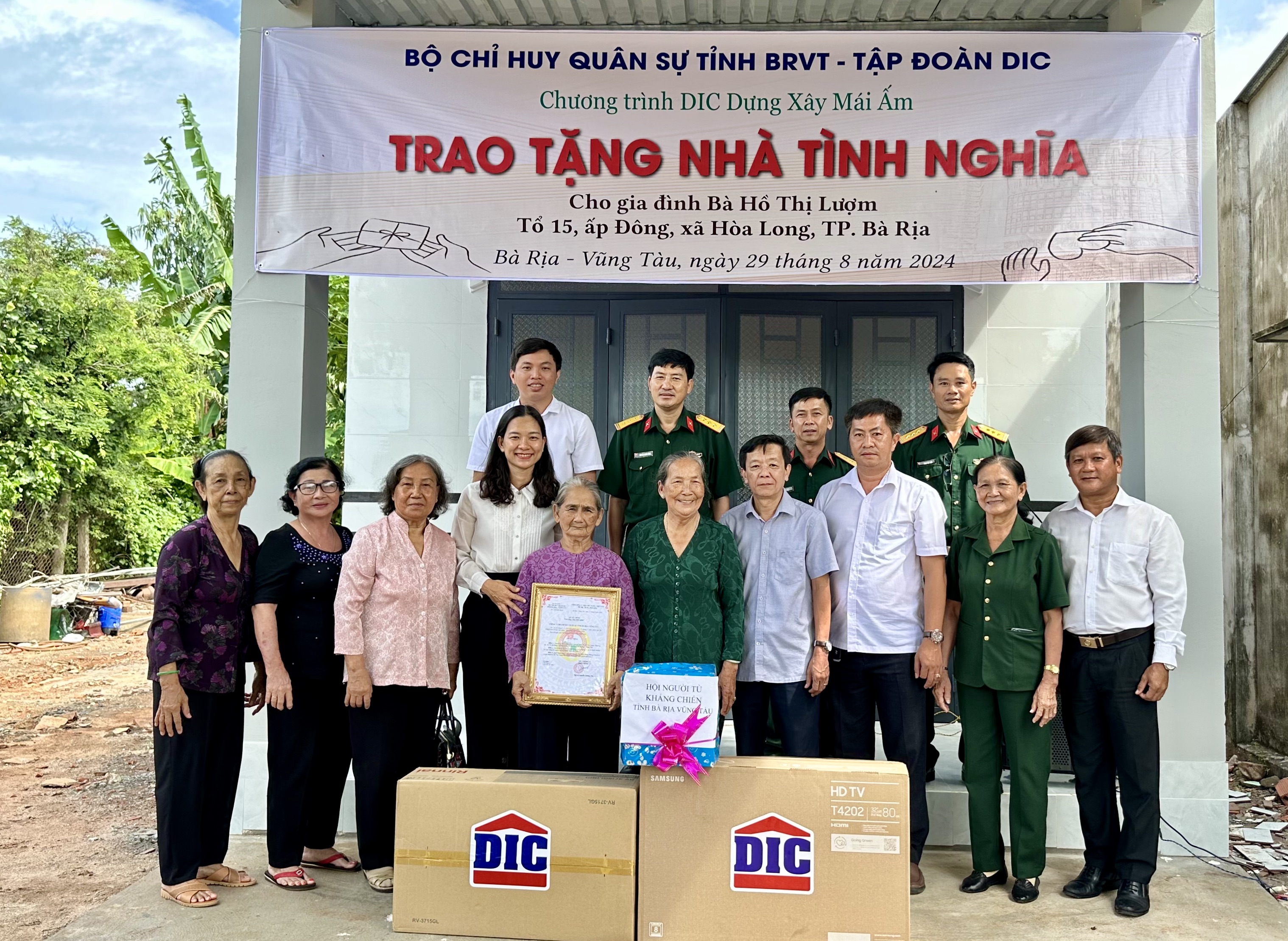 Các đơn vị trao Nhà tình nghĩa cho bà Hồ Thị Lượm (xã Hoà Long, TP.Bà Rịa).