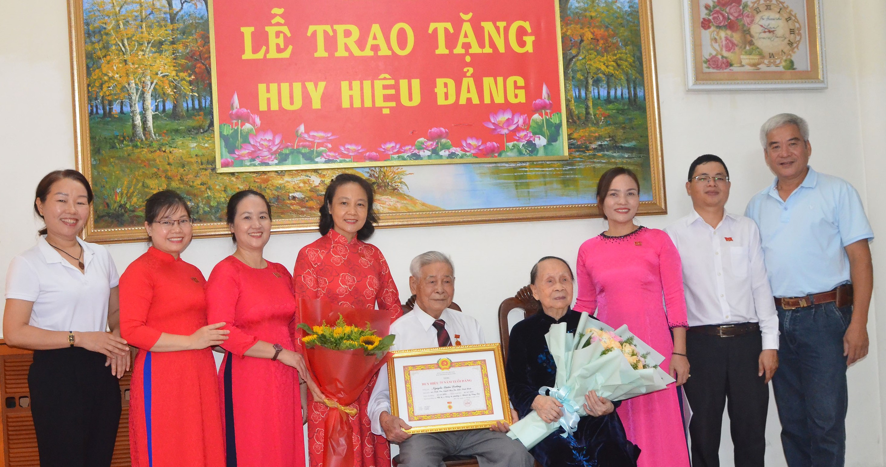 Bà Nguyễn Thị Ngọc Thủy, Trưởng Ban Tổ chức Thành ủy Vũng Tàu trao Huy hiệu 75 năm tuổi Đảng cho đảng viên Nguyễn Xuân Trường (9, Phạm Hồng Thái, phường 7).