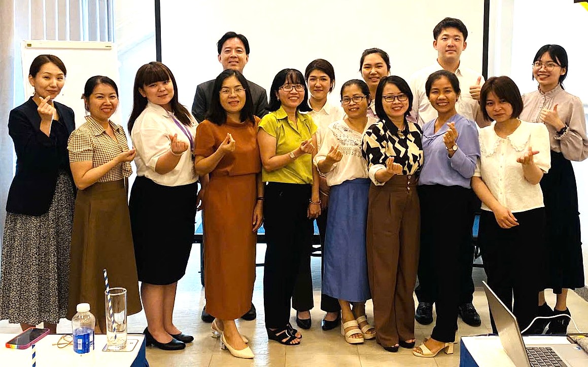 Các cộng sự tiếng Nhật vừa nhận nhiệm vụ được tập huấn cùng GV giảng dạy tiếng Nhật tại các trường THPT trên địa bàn tỉnh.