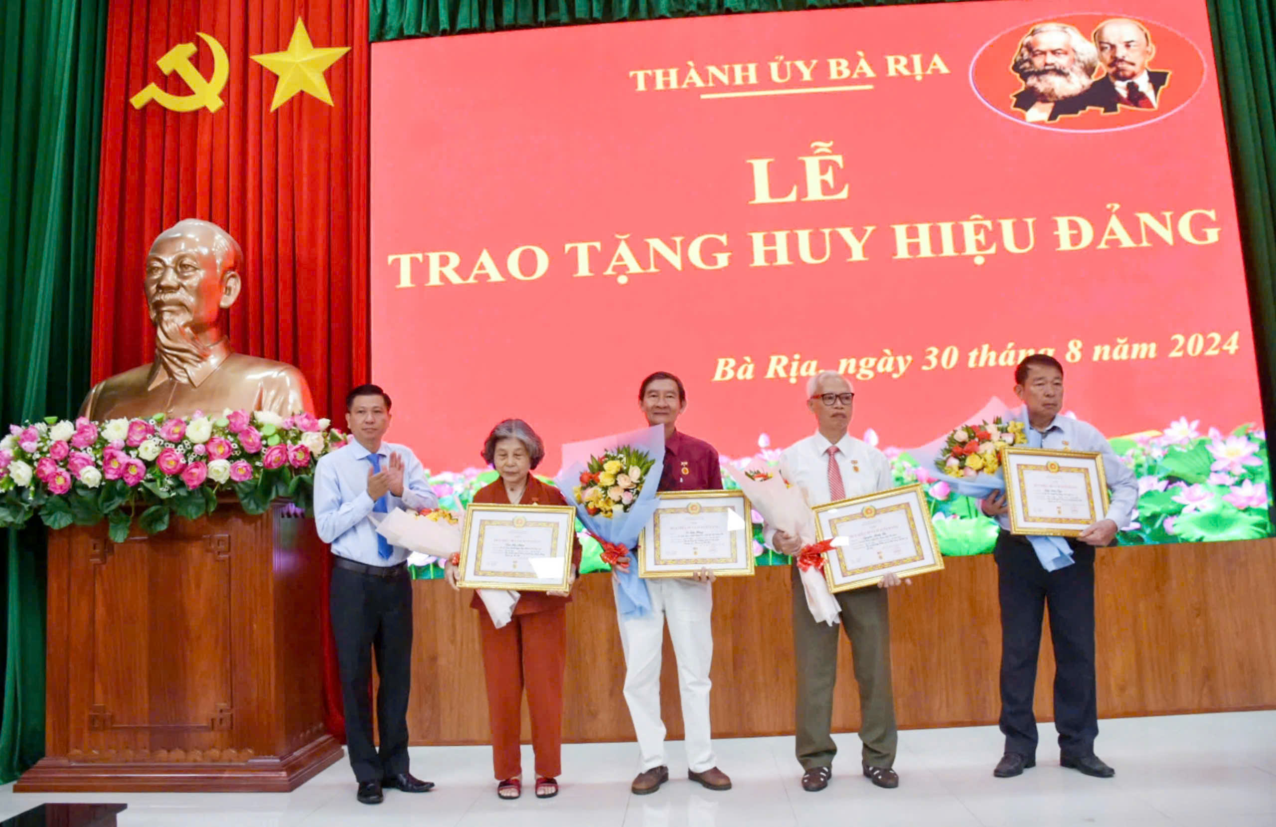 Bí thư Thành ủy Bà Rịa Trần Văn Tuấn trao Huy hiệu 50 năm tuổi Đảng cho các đảng viên.