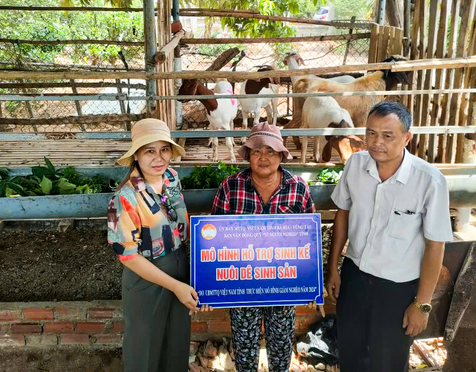Bà Huỳnh Thị Thanh Hồng, Phó Chủ tịch UBMTTQ Việt Nam huyện Xuyên Mộc; ông Vũ Văn Ngân, Chủ tịch UBMTTQ xã Hòa Hiệp trao dê giống cho bà Phạm Thị Chất - hộ nghèo ở ấp Phú Sơn.