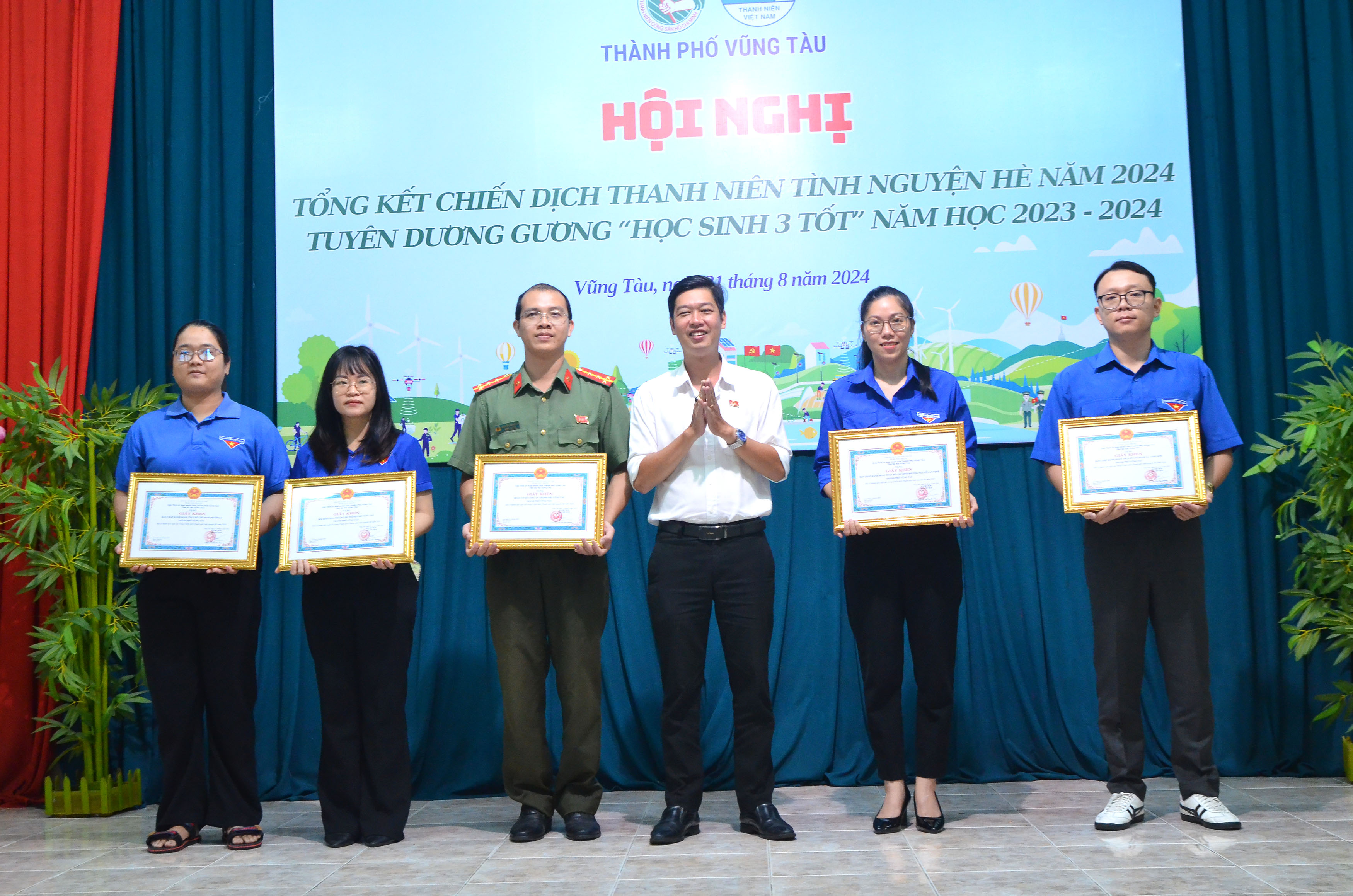Ông Nguyễn Nhật Minh, Phó Trưởng Ban Tuyên giáo Thành ủy Vũng Tàu trao Giấy khen của UBND thành phố cho các tập thể có thành tích xuất sắc chiến dịch thanh niên tình nguyện hè năm 2024.