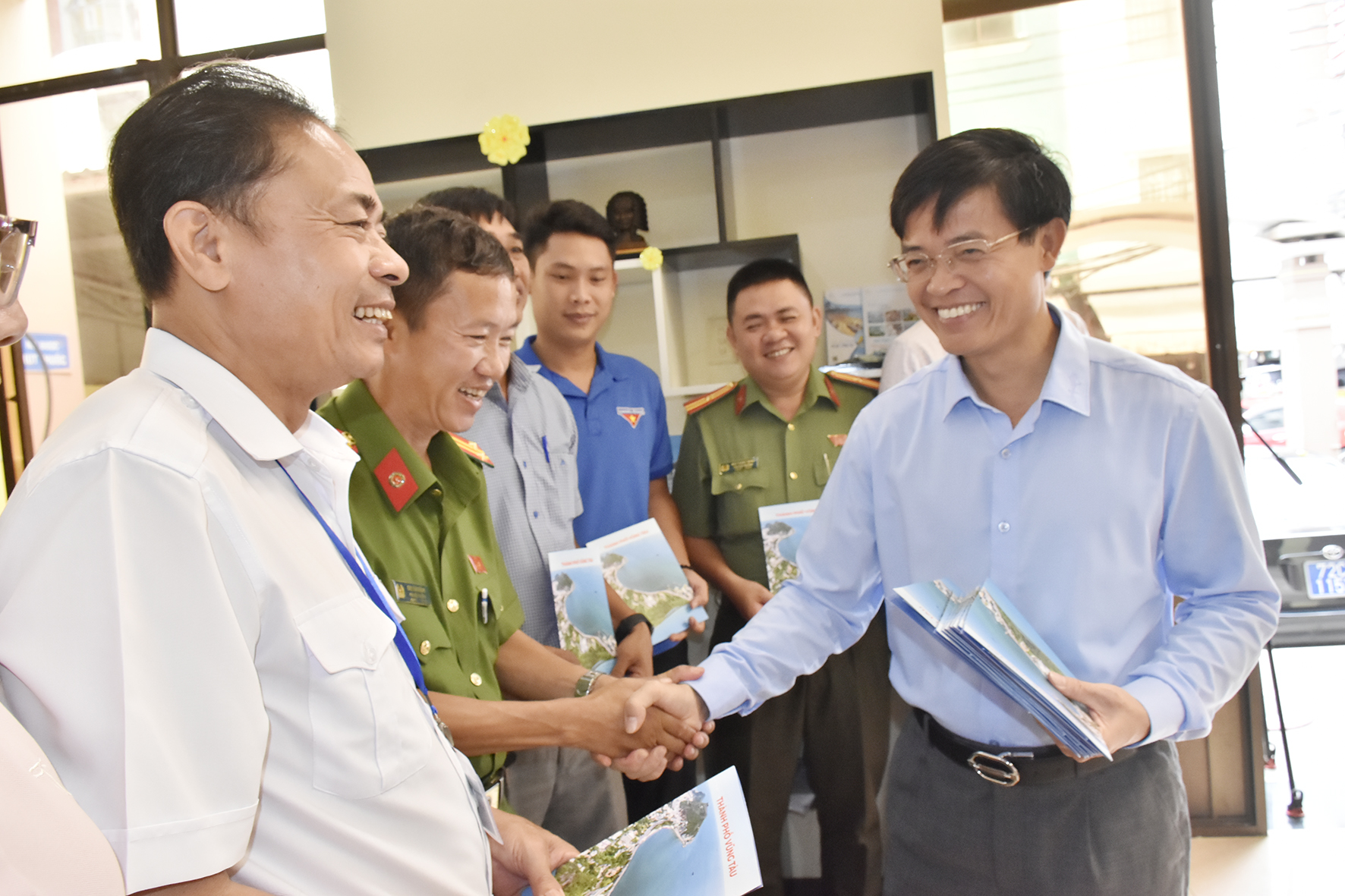 Ông Vũ Hồng Thuấn, Phó Chủ tịch UBND TP. Vũng Tàu tặng quà động viên các lực lượng làm nhiệm vụ bảo đảm an toàn cho du khách. 