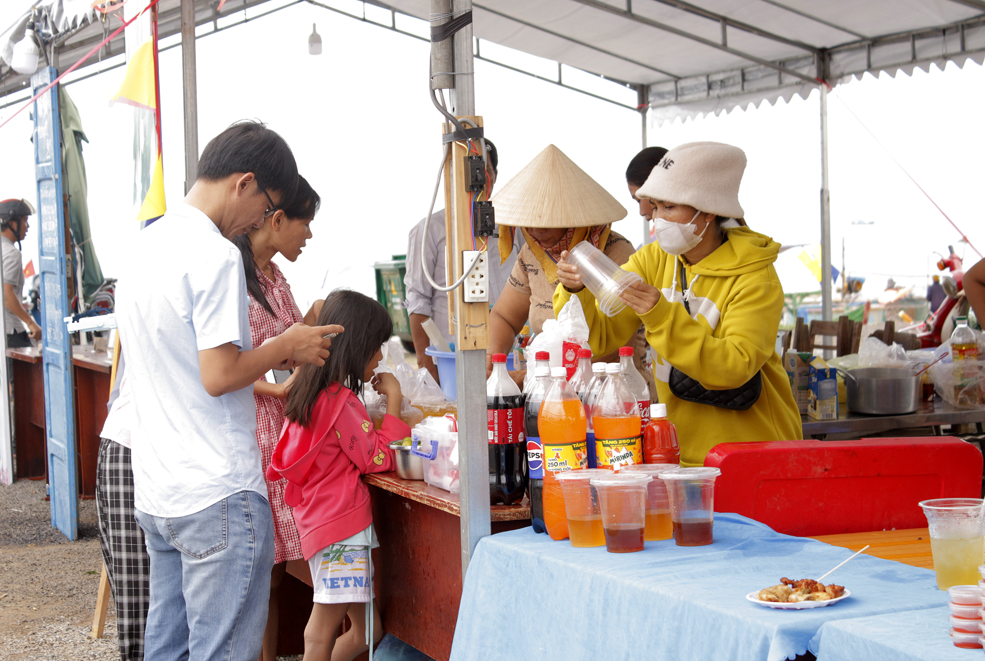 Người dân, du khách tham quan, thưởng thức các món ăn tại Lễ hội ẩm thực.