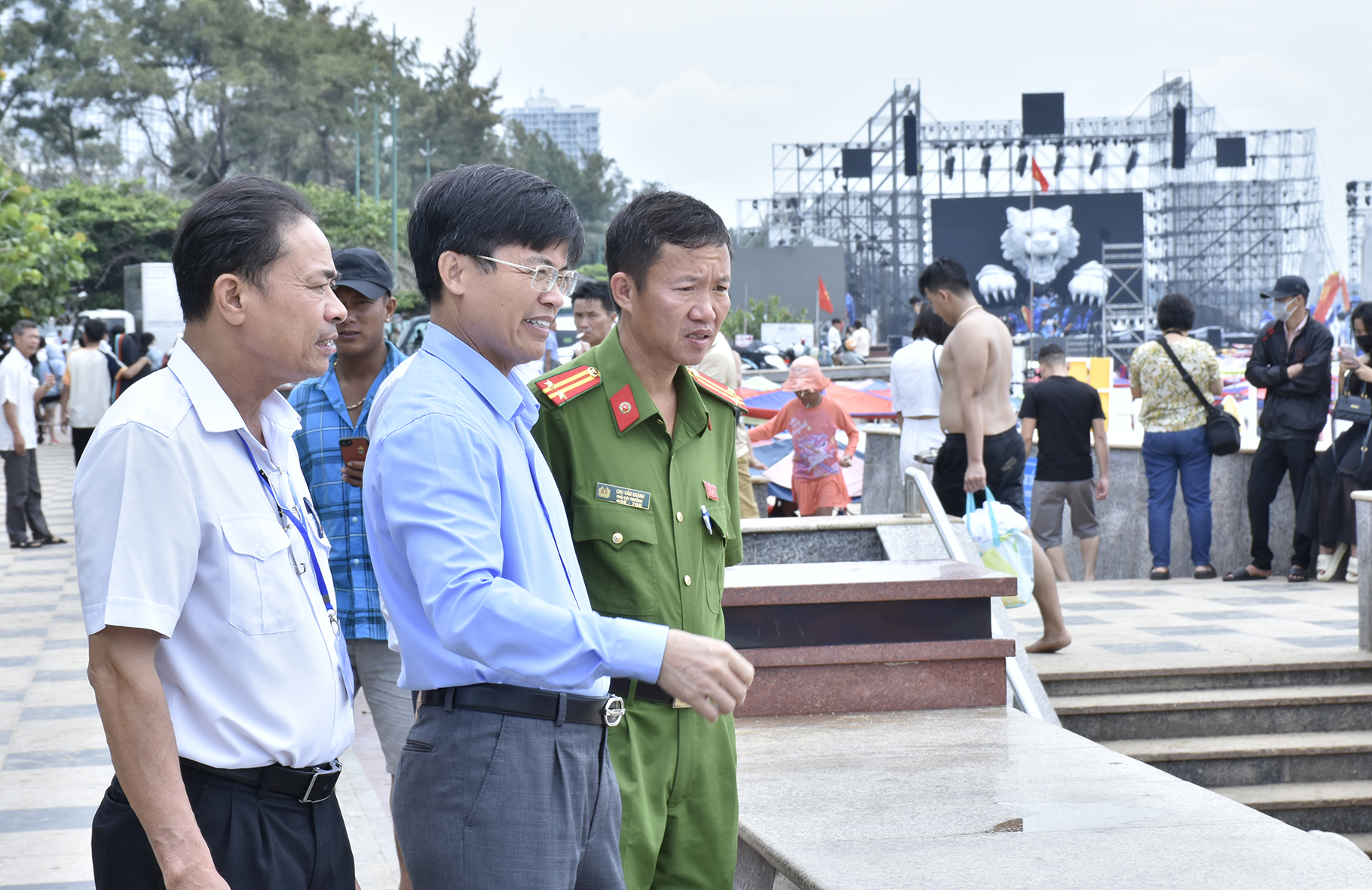 Ông Vũ Hồng Thuấn, Phó Chủ tịch UBND TP.Vũng Tàu thị sát Bãi Sau.