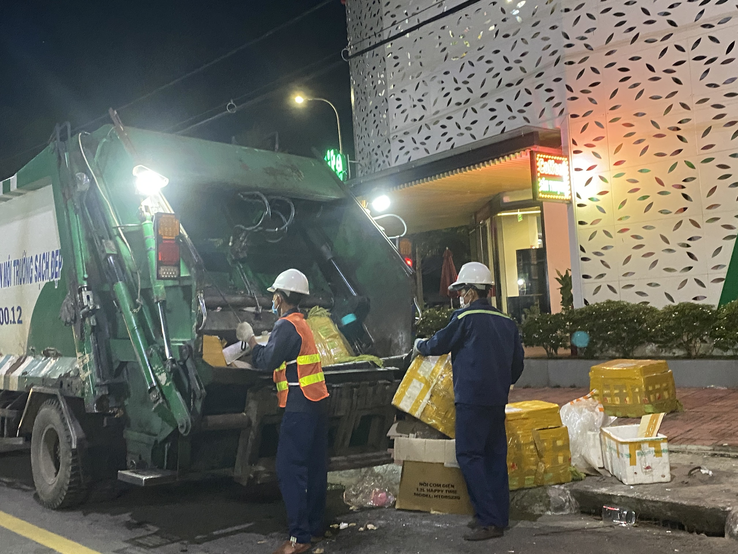 Các địa phương huy động thêm phương tiện để thu gom rác. Trong ảnh: Công nhân thu gom rác tại huyện Côn Đảo. Ảnh: Côn Đảo