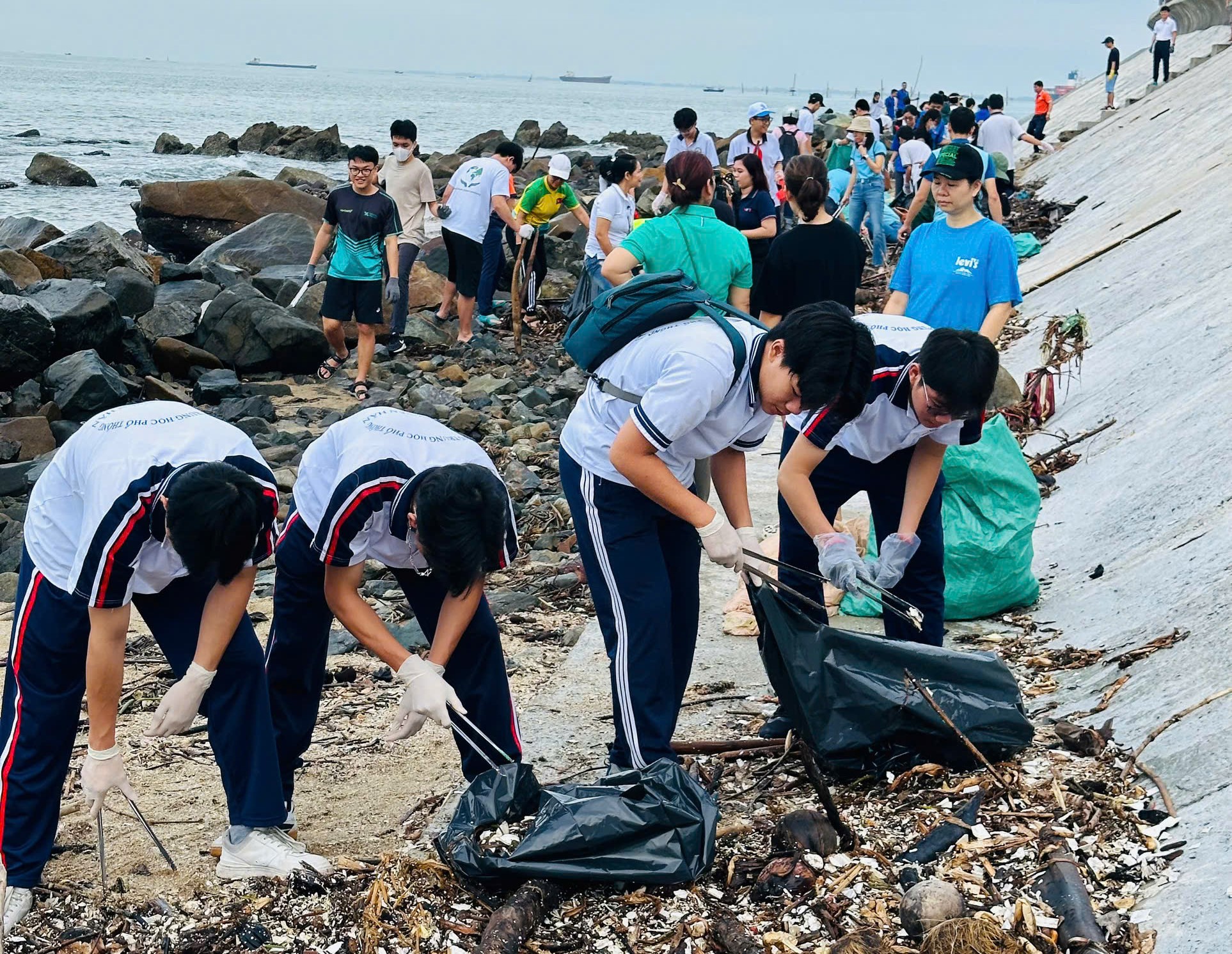 Dịp lễ này, hơn 150 cán bộ, công nhân viên, học sinh... và lãnh đạo TP. Vũng Tàu tham gia thu gom rác tại khu vực Bãi Trước để làm sạch biển