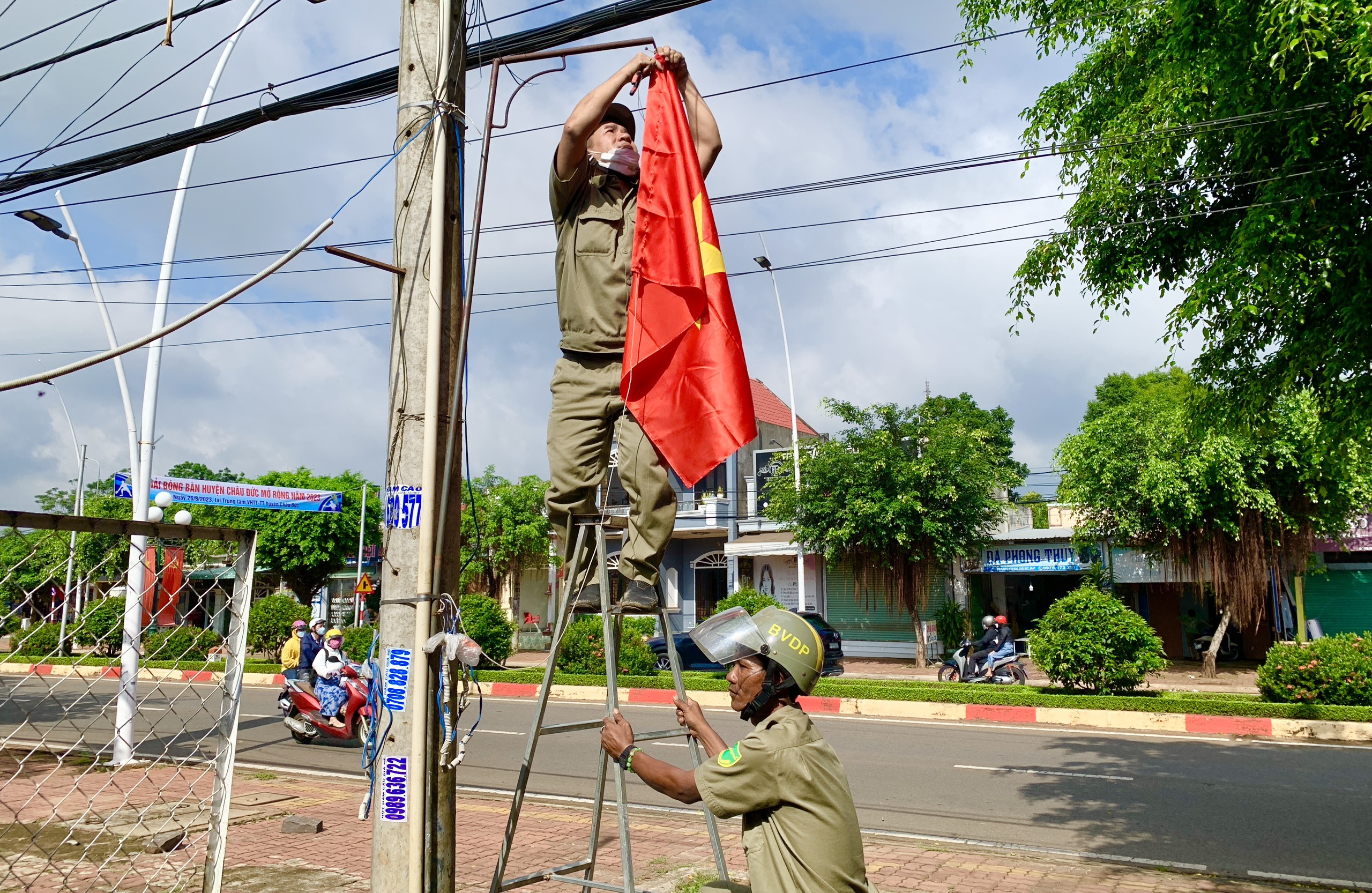 Treo cờ Tổ quốc tại tuyến đường Hùng Vương, TT.Ngãi Giao, huyện Châu Đức.