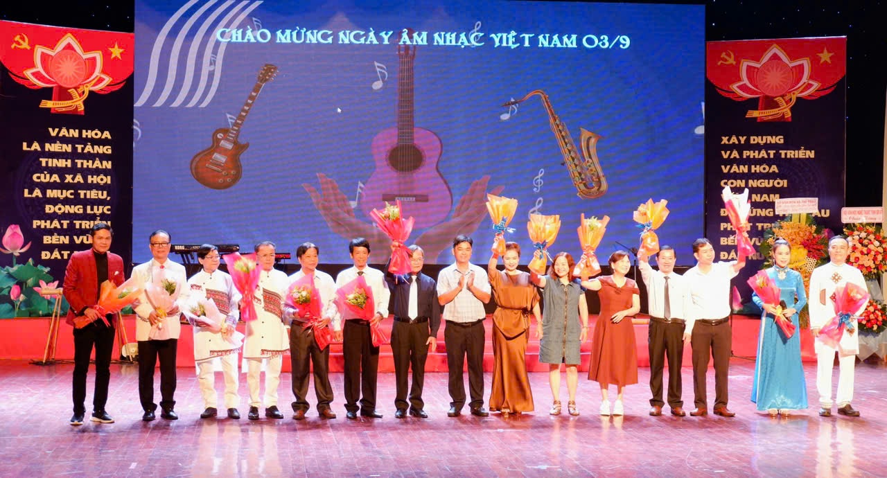 Ông Lê Văn Minh, Phó Trưởng Ban Tuyên giáo Tỉnh ủy tặng hoa chúc mừng cho các nhạc sĩ, nghệ sĩ tham dự chương trình