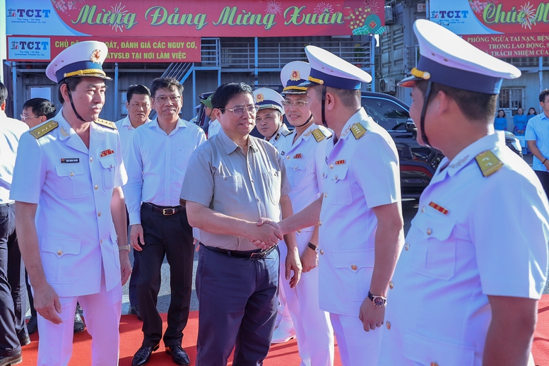 Thủ tướng Phạm Minh Chính dự lễ đón tàu quốc tế và phát lệnh làm hàng đầu xuân Giáp Thìn 2024 tại cảng TCIT.