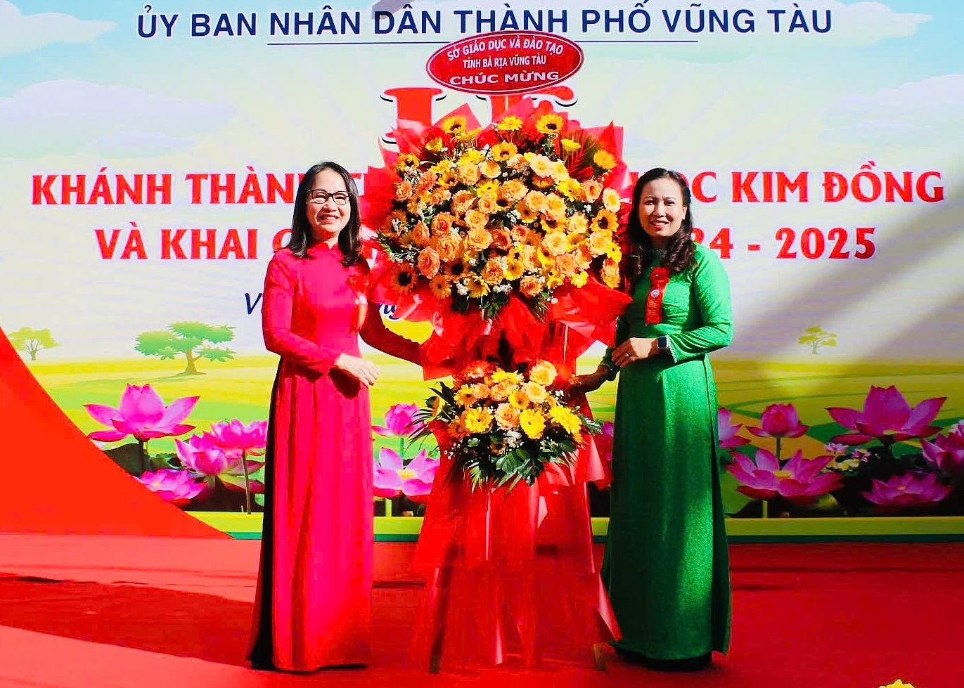 Bà Trần Thị Ngọc Châu, Giám đốc Sở GD-ĐT tặng hoa chúc mừng Trường Tiểu học Kim Đồng.