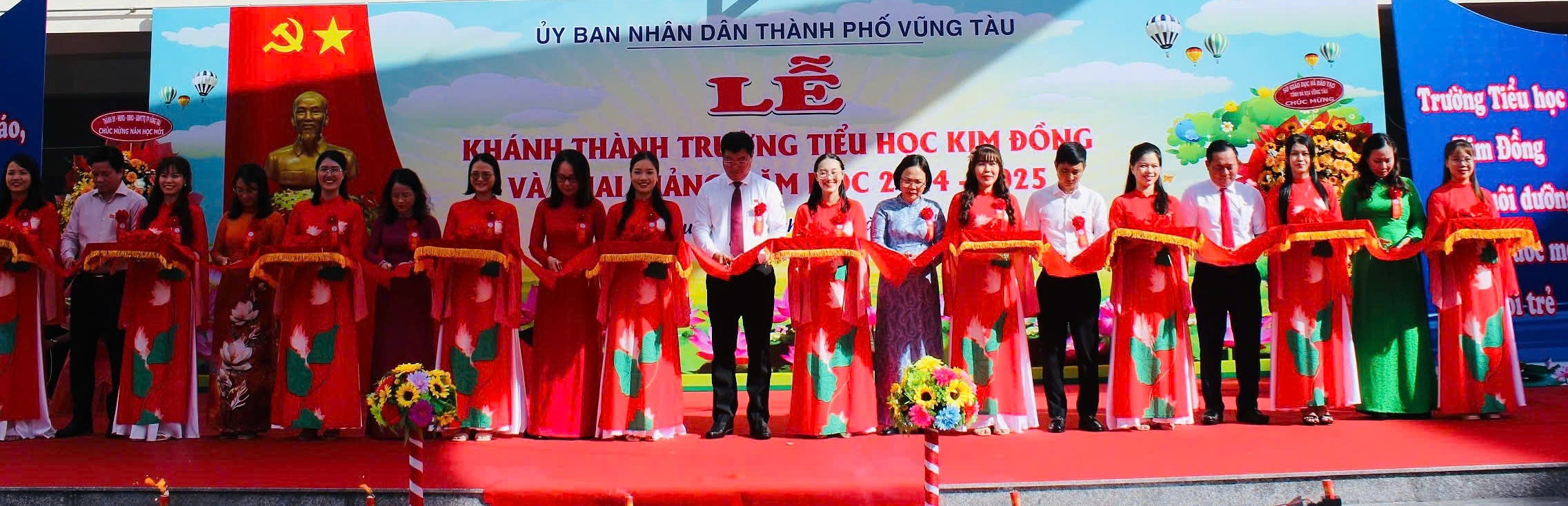 Các đại biểu cắt băng khánh thành Trường Tiểu học Kim Đồng.