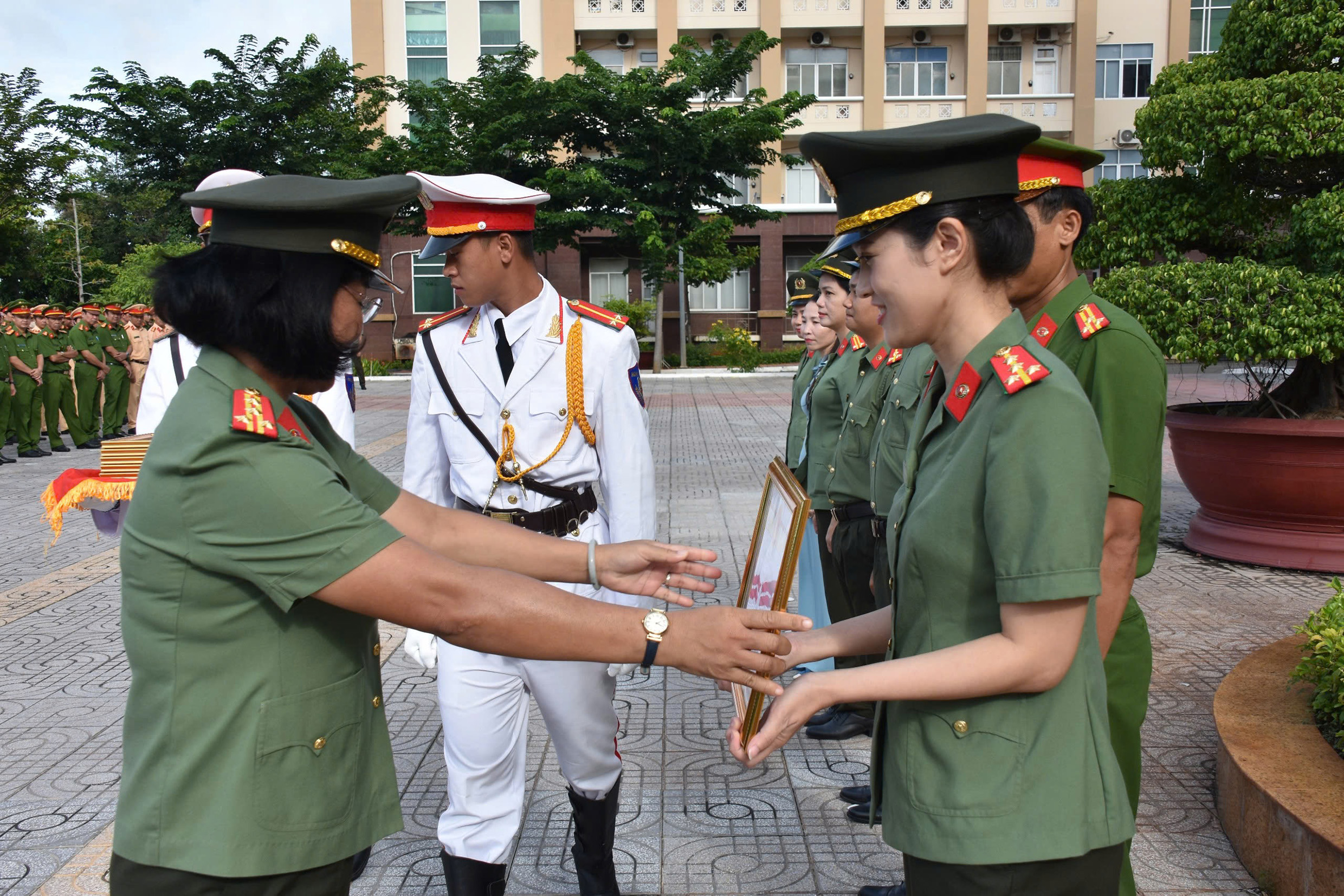 Đại tá Trần Thị Kim Phụng, Phó Giám đốc Công an tỉnh tặng Giấy khen cho 7 cá nhân có thành tích xuất sắc trong tham mưu tổ chức và tham gia cuộc thi.