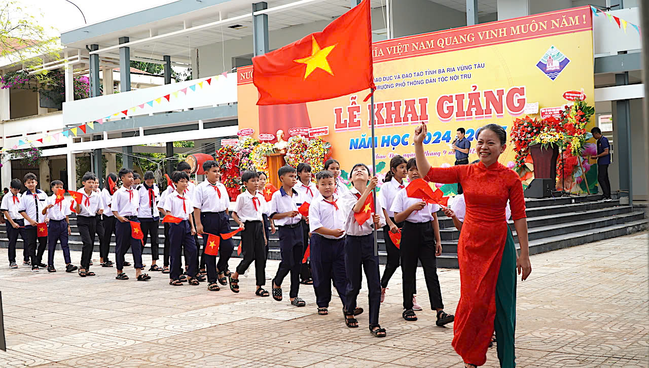 Cô và trò Trường Phổ thông Dân tộc nội trú tỉnh chào đón năm học mới. Ảnh: MẠNH QUÂN.