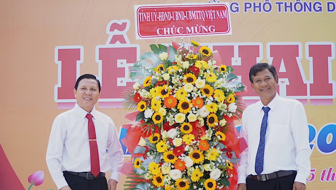 Ông Mai Minh Quang, Tỉnh ủy viên, Chủ tịch Hội Nông dân tỉnh tặng hoa chúc mừng thầy và trò Trường Phổ thông Dân tộc nội trú tỉnh trong lễ khai giảng. Ảnh: MẠNH QUÂN.